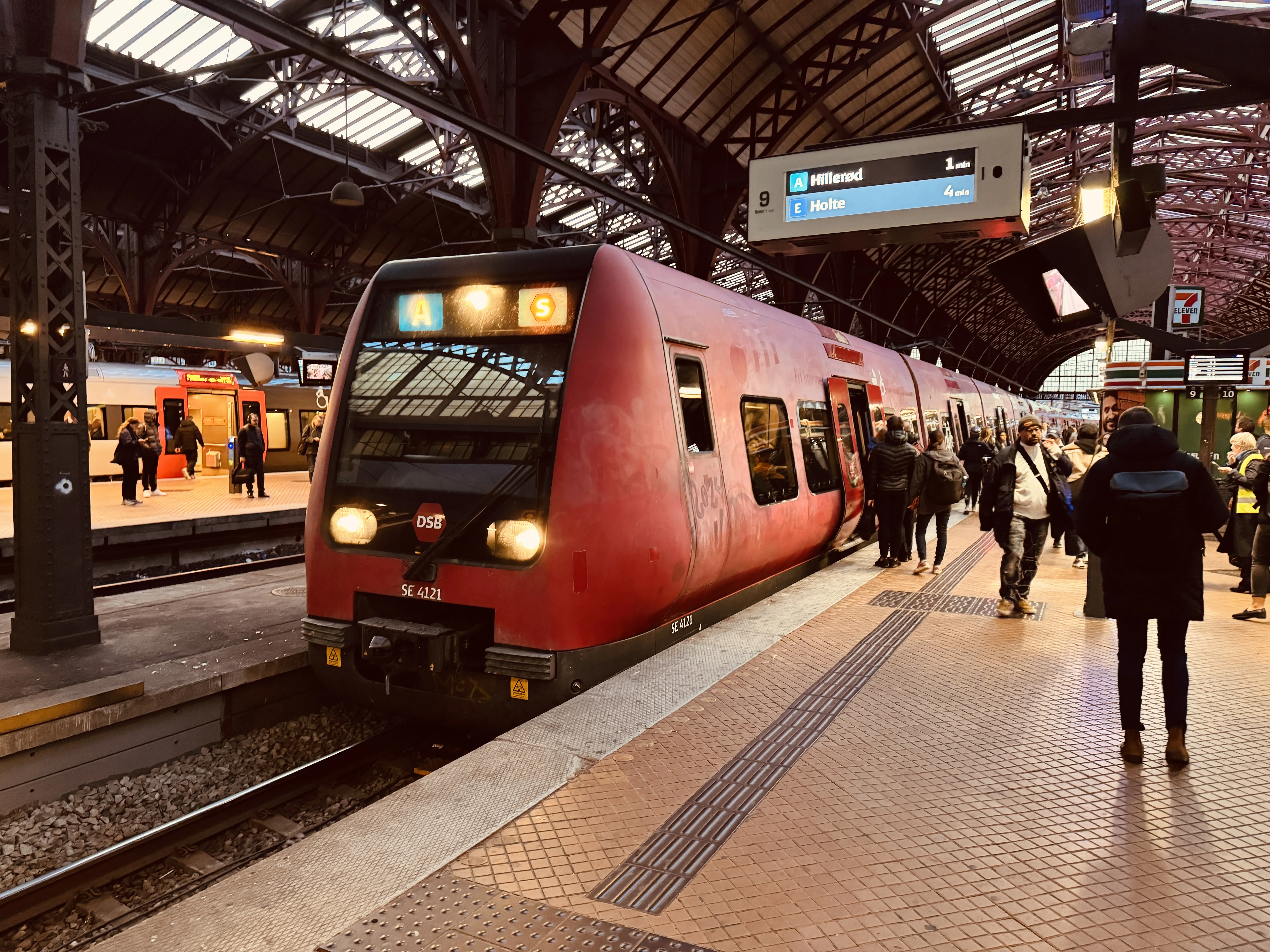 Billede af DSB SE 4121 fotograferet ud for København Hovedbanegård.