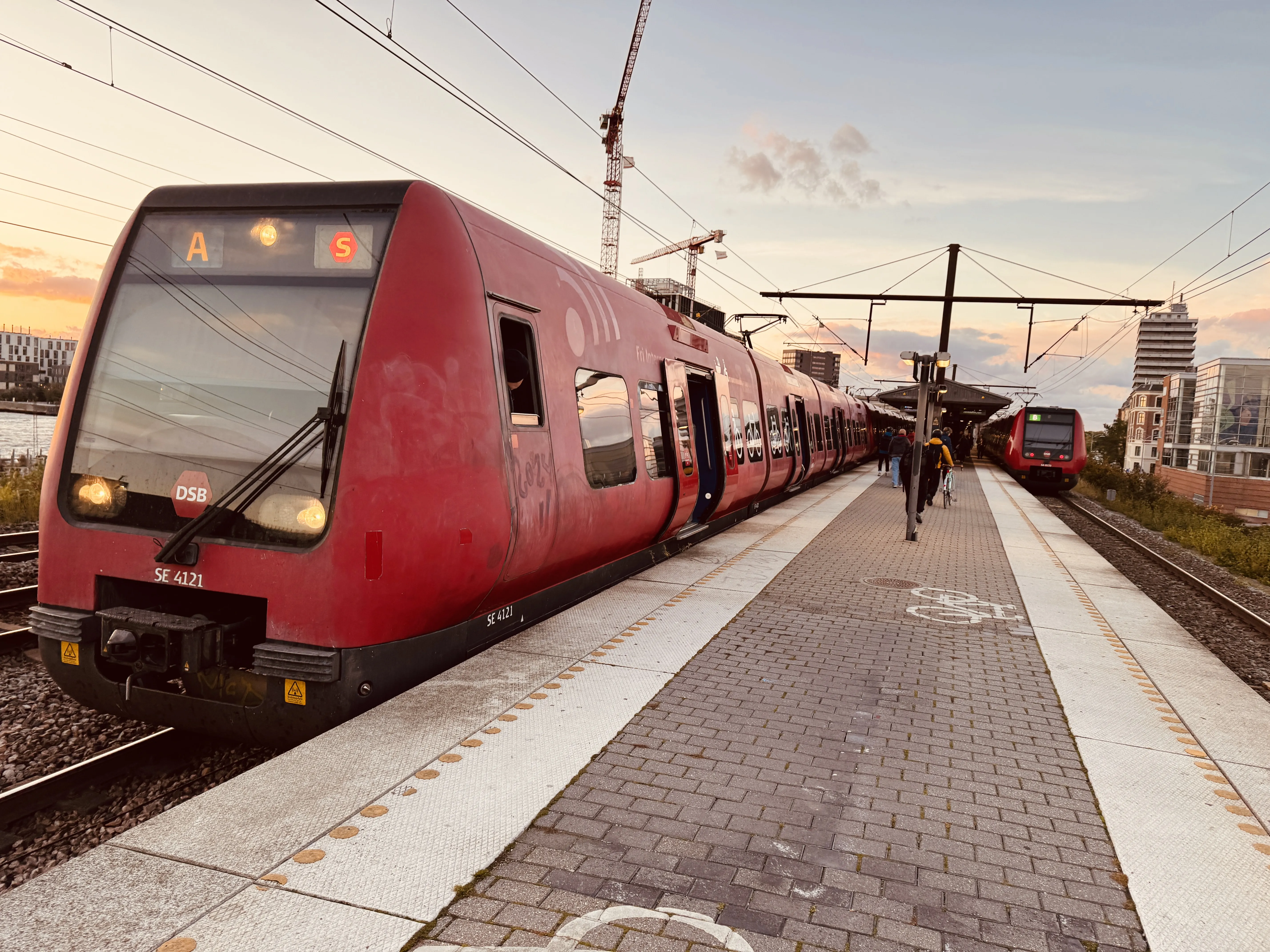 Billede af DSB SE 4121 fotograferet ud for Nordhavn S-togstrinbræt.