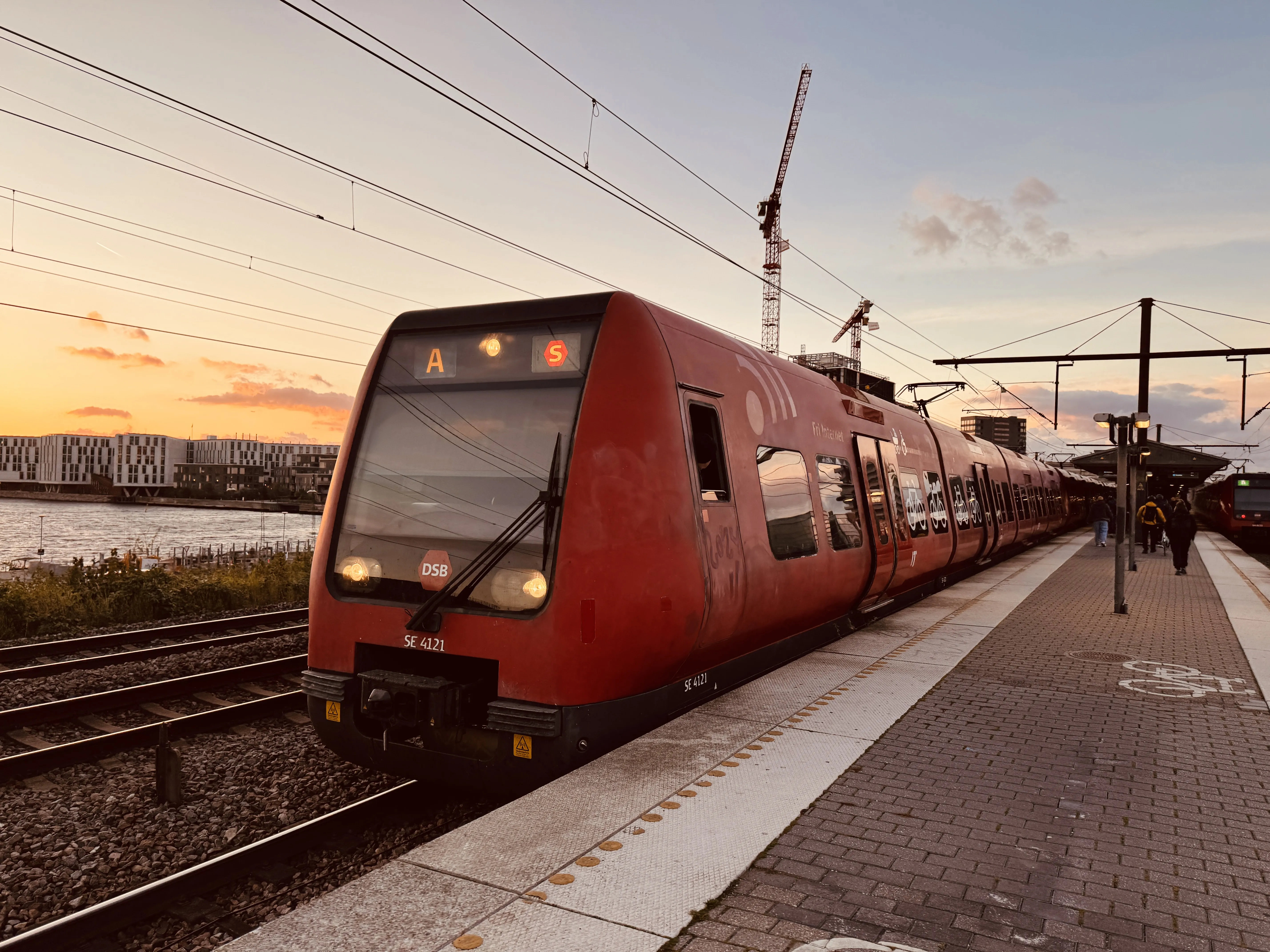 Billede af DSB SE 4121 fotograferet ud for Nordhavn S-togstrinbræt.