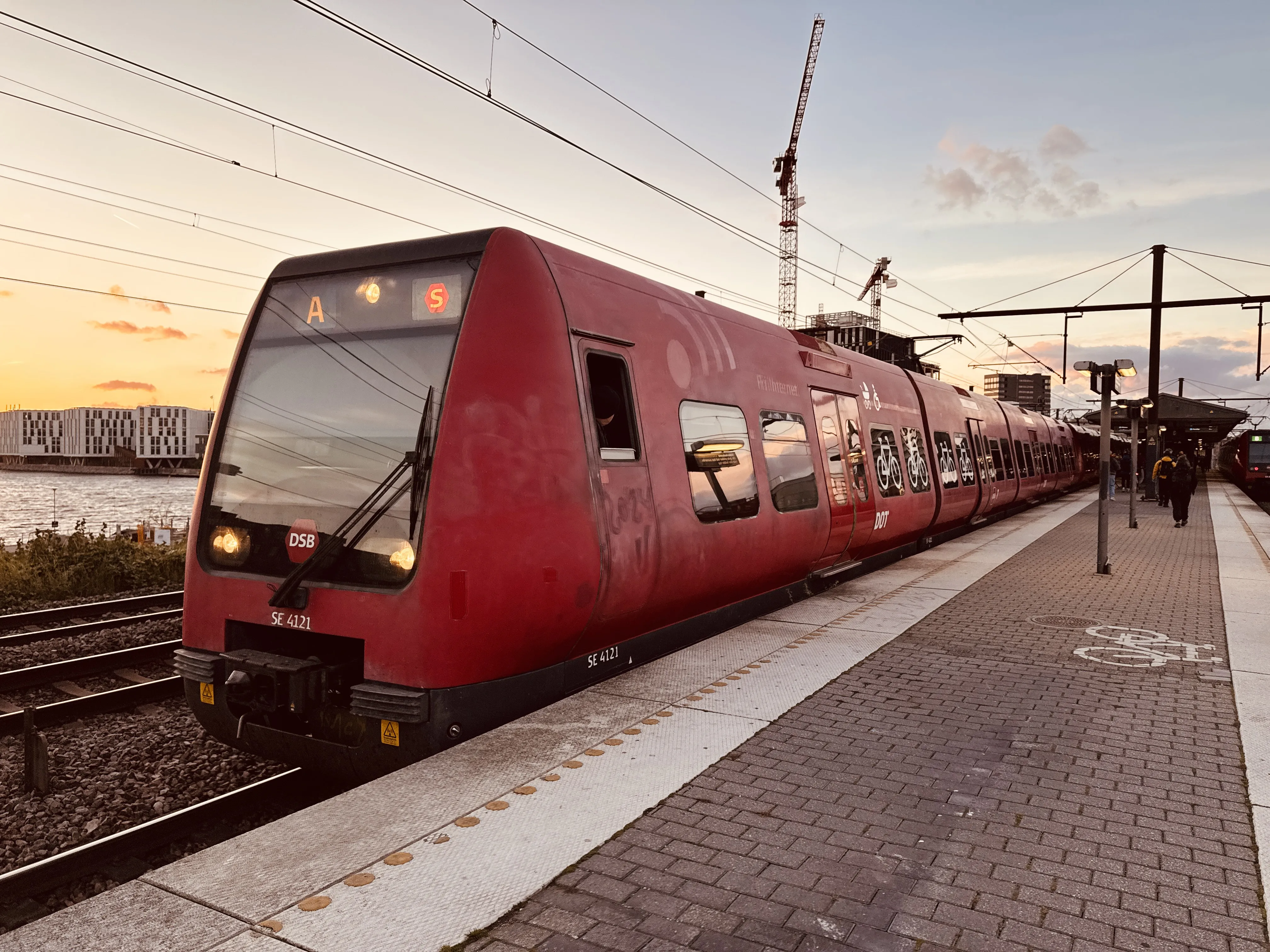 Billede af DSB SE 4121 fotograferet ud for Nordhavn S-togstrinbræt.