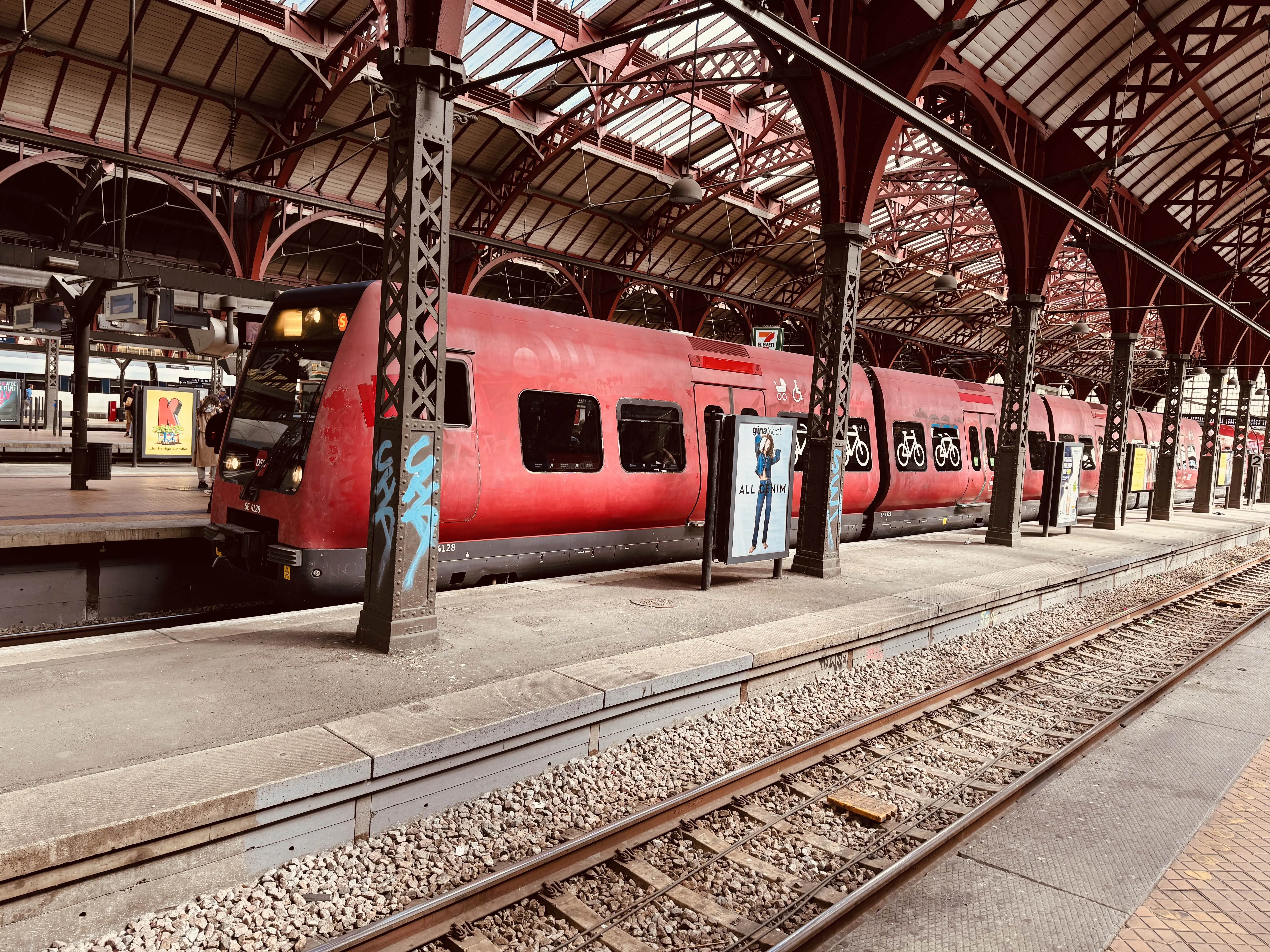 Billede af DSB SE 4128 fotograferet ud for København Hovedbanegård.