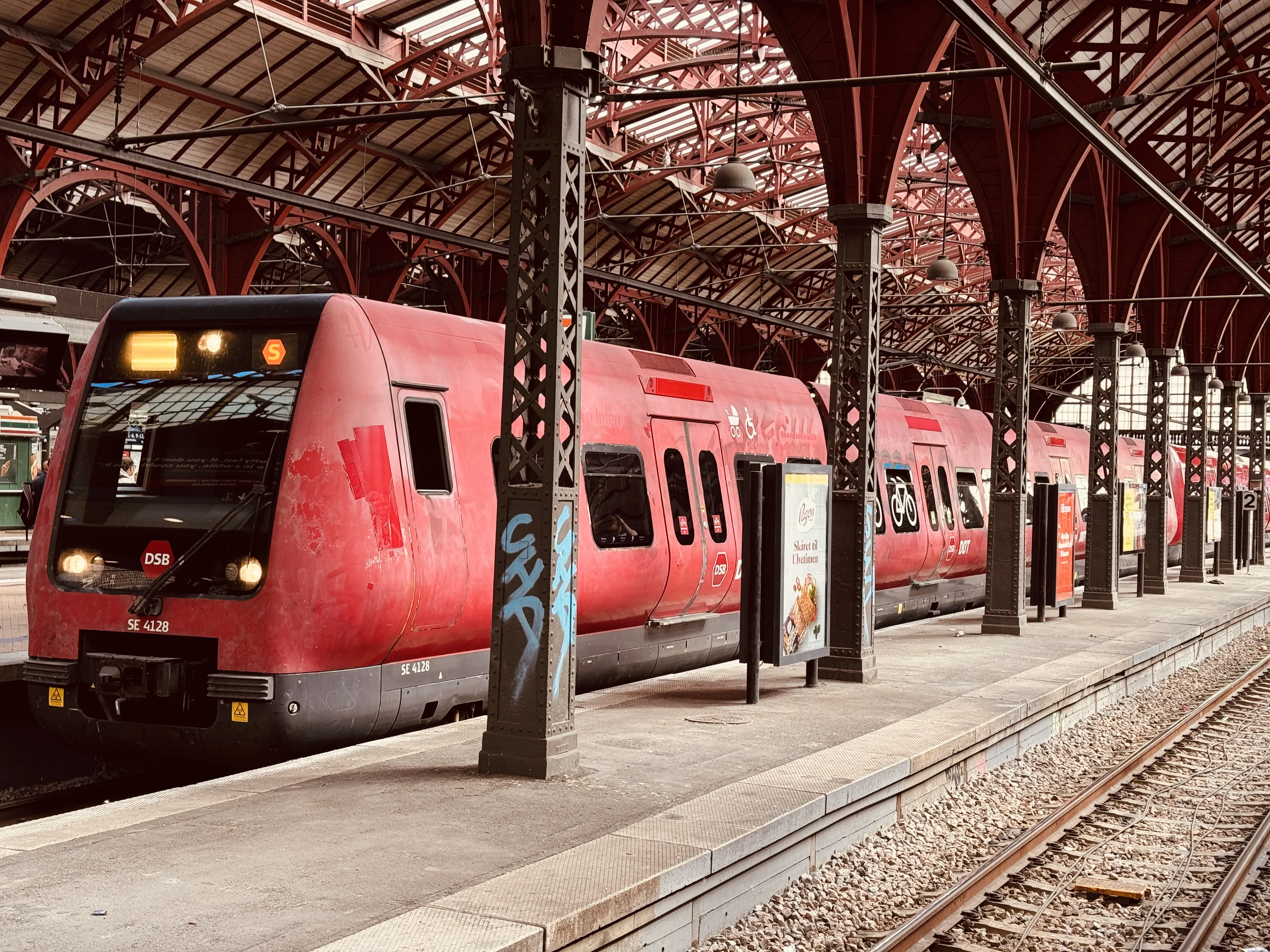 Billede af DSB SE 4128 fotograferet ud for København Hovedbanegård.