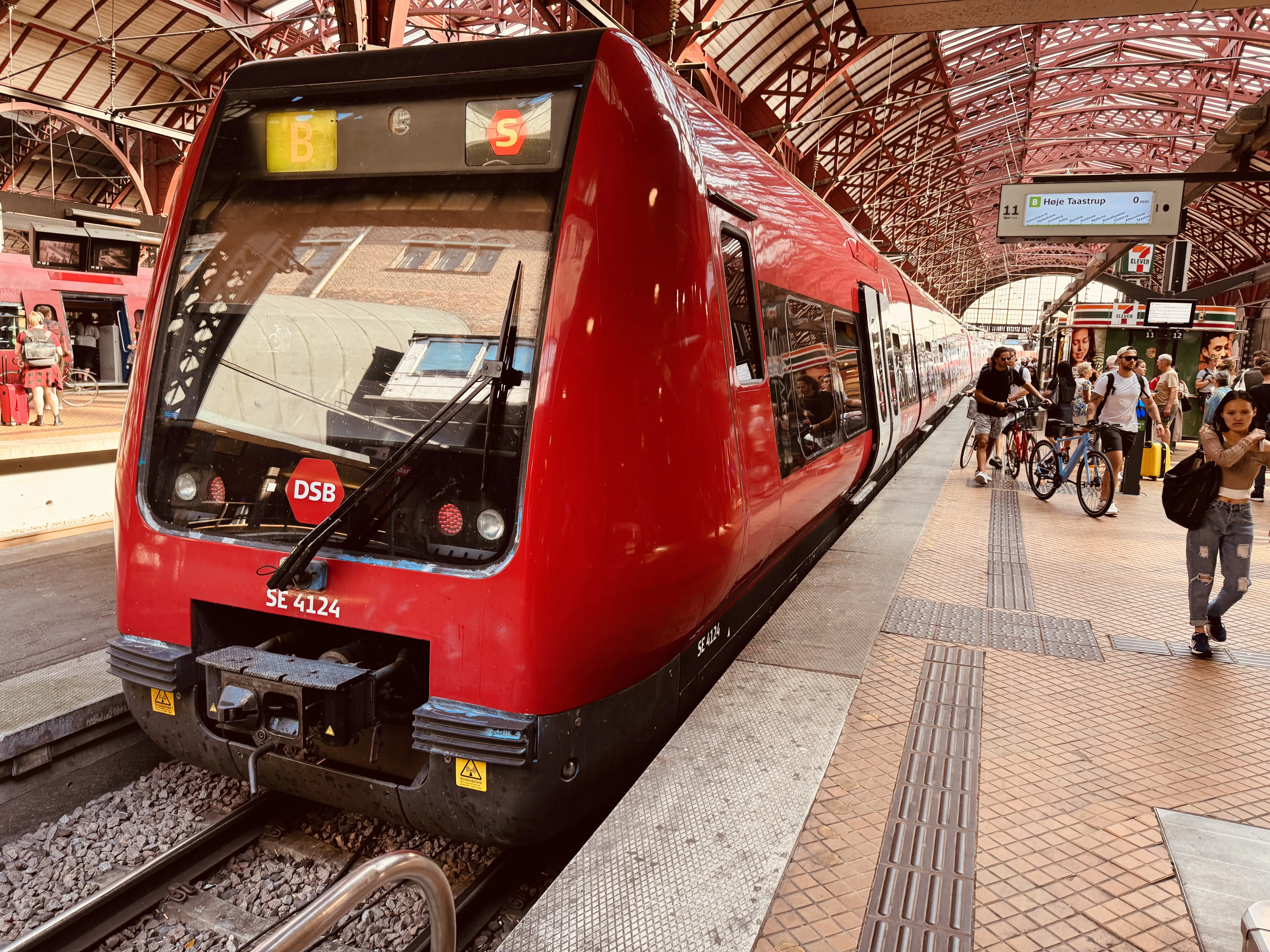 Billede af DSB SE 4124 fotograferet ud for København Hovedbanegård.