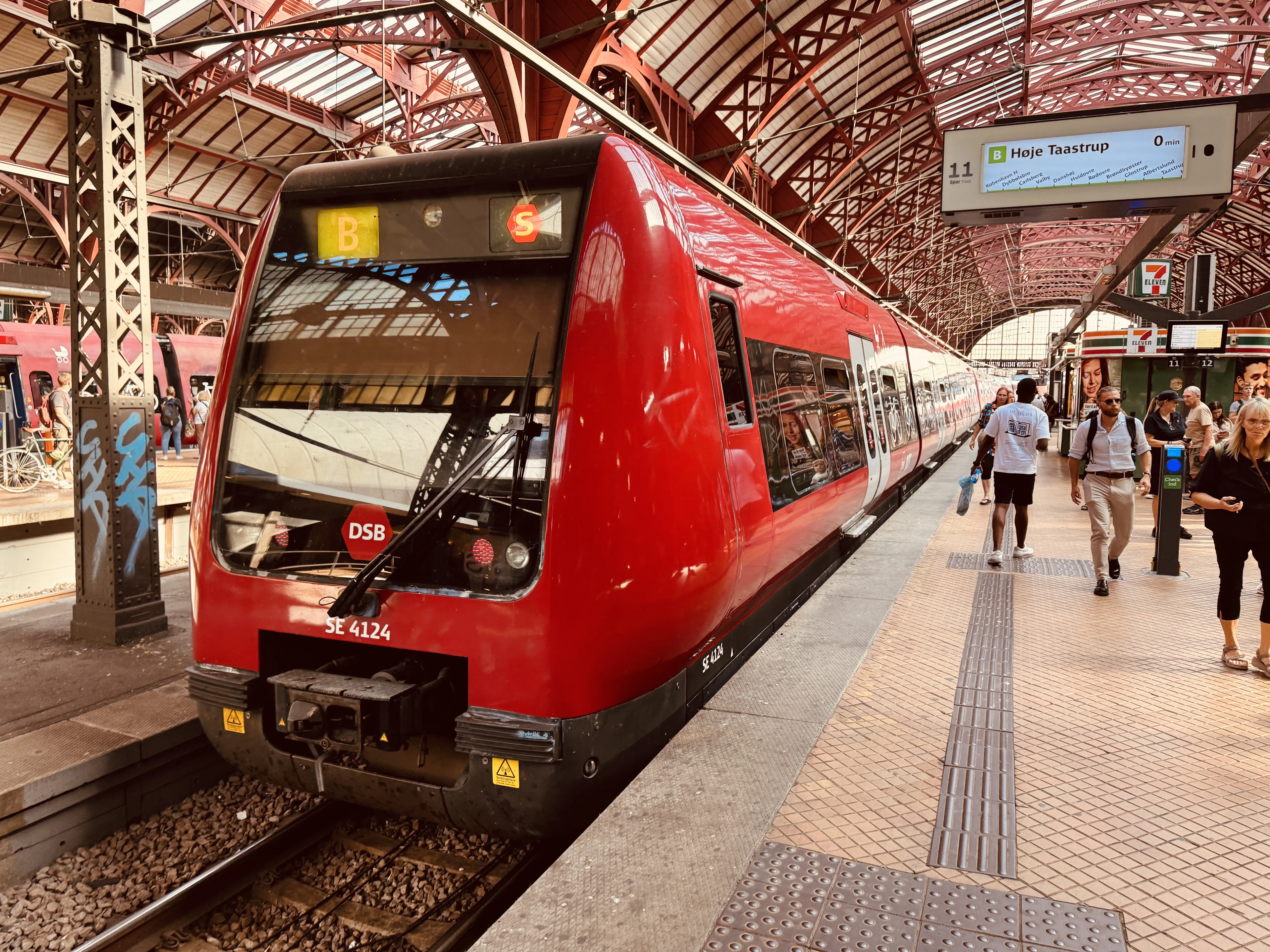 Billede af DSB SE 4124 fotograferet ud for København Hovedbanegård.