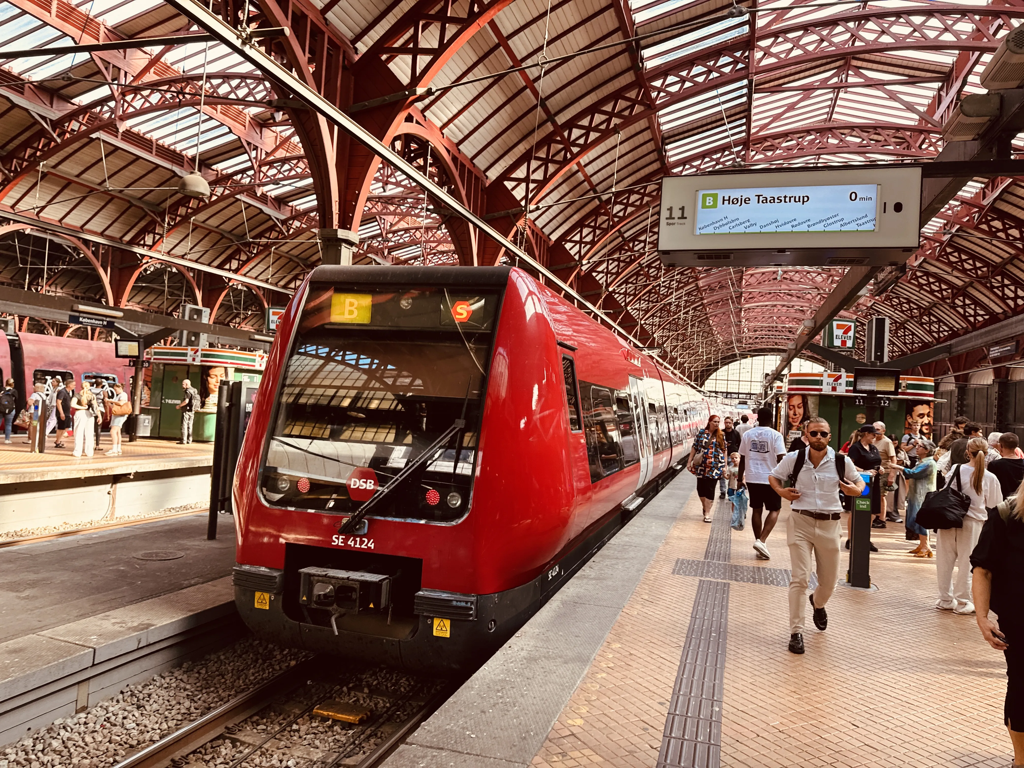 Billede af DSB SE 4124 fotograferet ud for København Hovedbanegård.