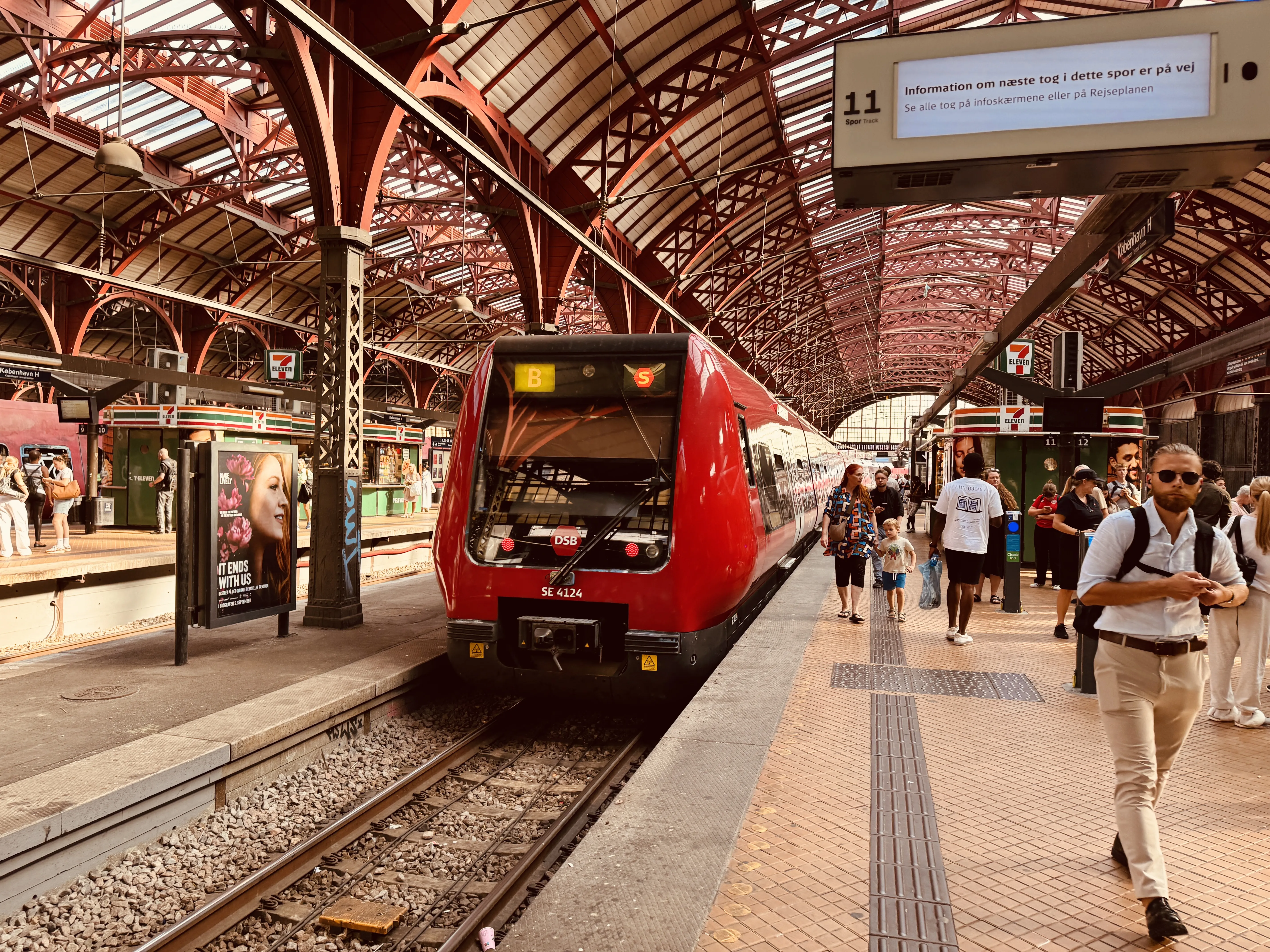 Billede af DSB SE 4124 fotograferet ud for København Hovedbanegård.