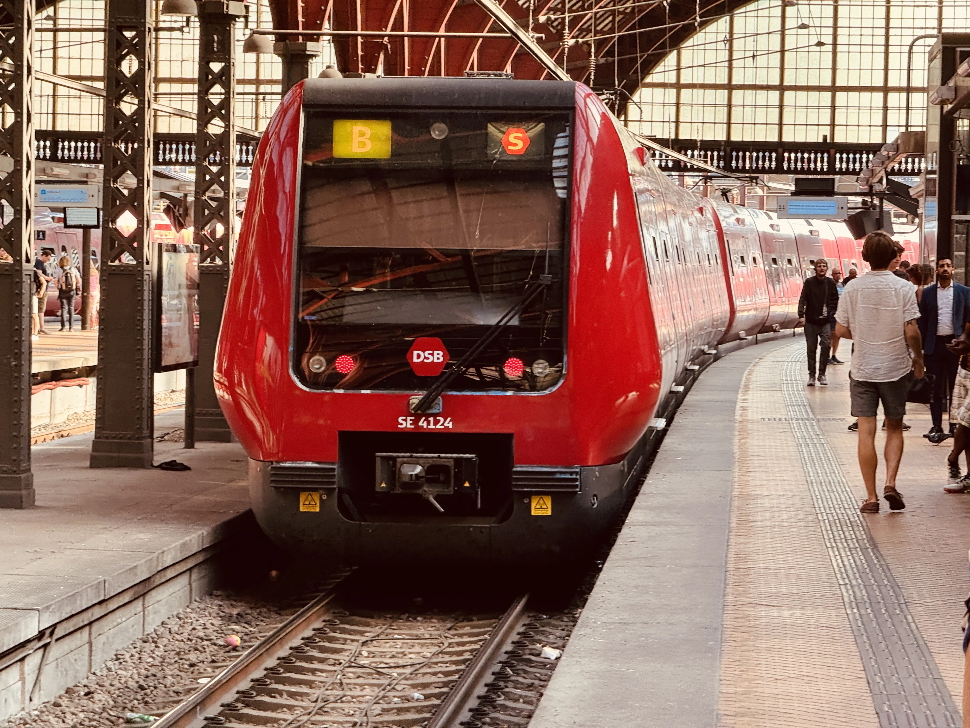 Billede af DSB SE 4124 fotograferet ud for København Hovedbanegård.