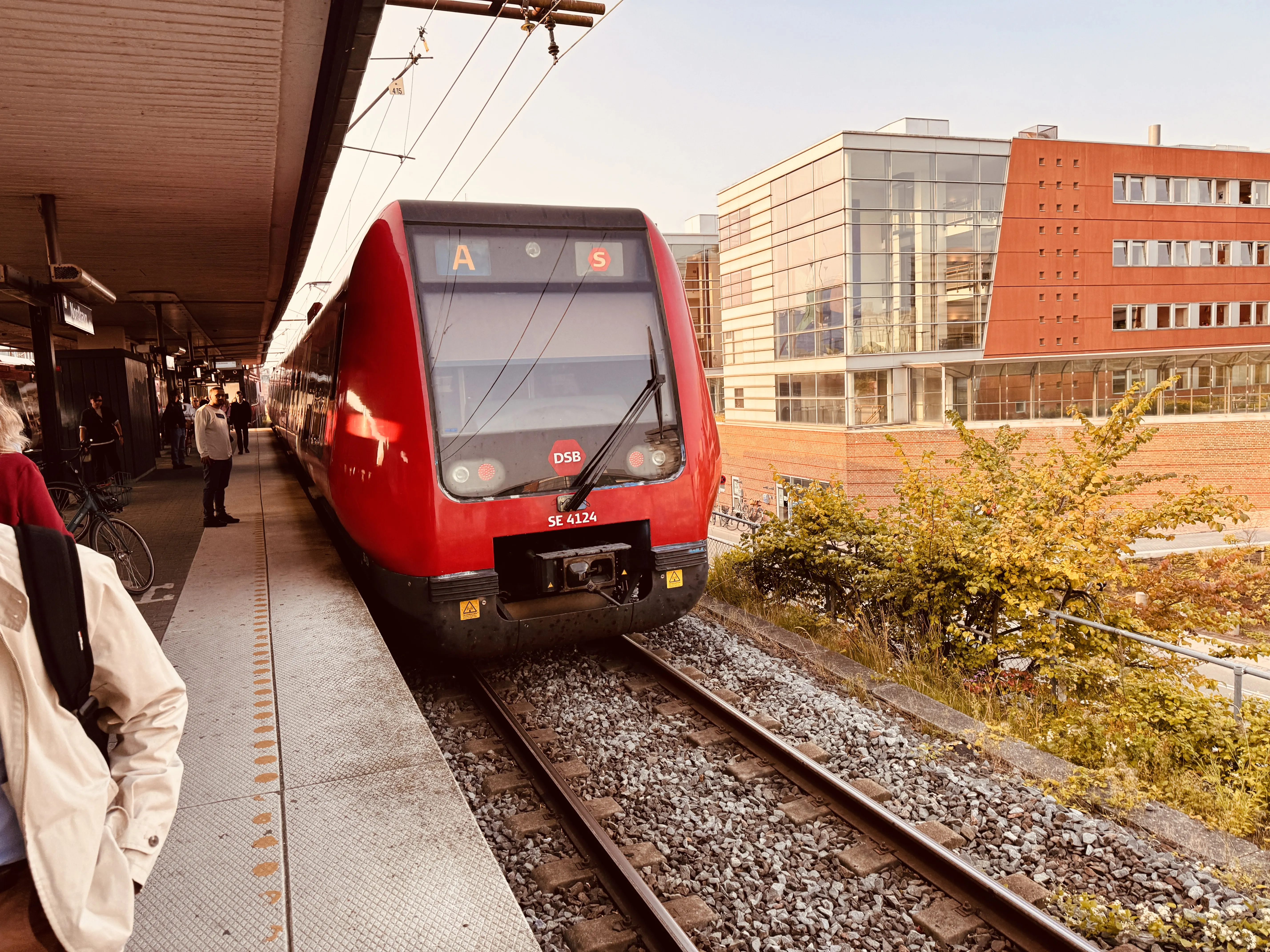 Billede af DSB SE 4124 fotograferet ud for Nordhavn S-togstrinbræt.