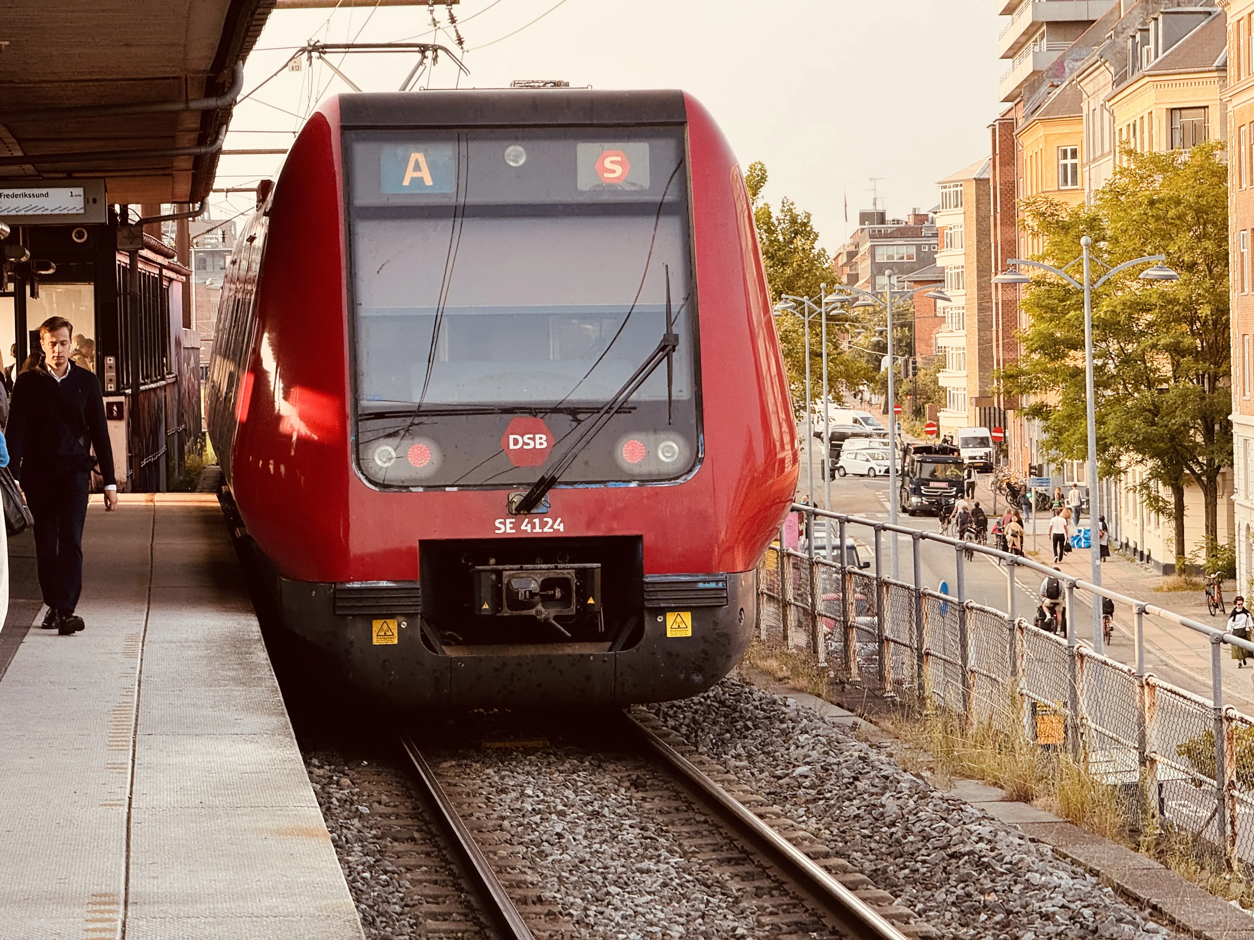 Billede af DSB SE 4124 fotograferet ud for Nordhavn S-togstrinbræt.