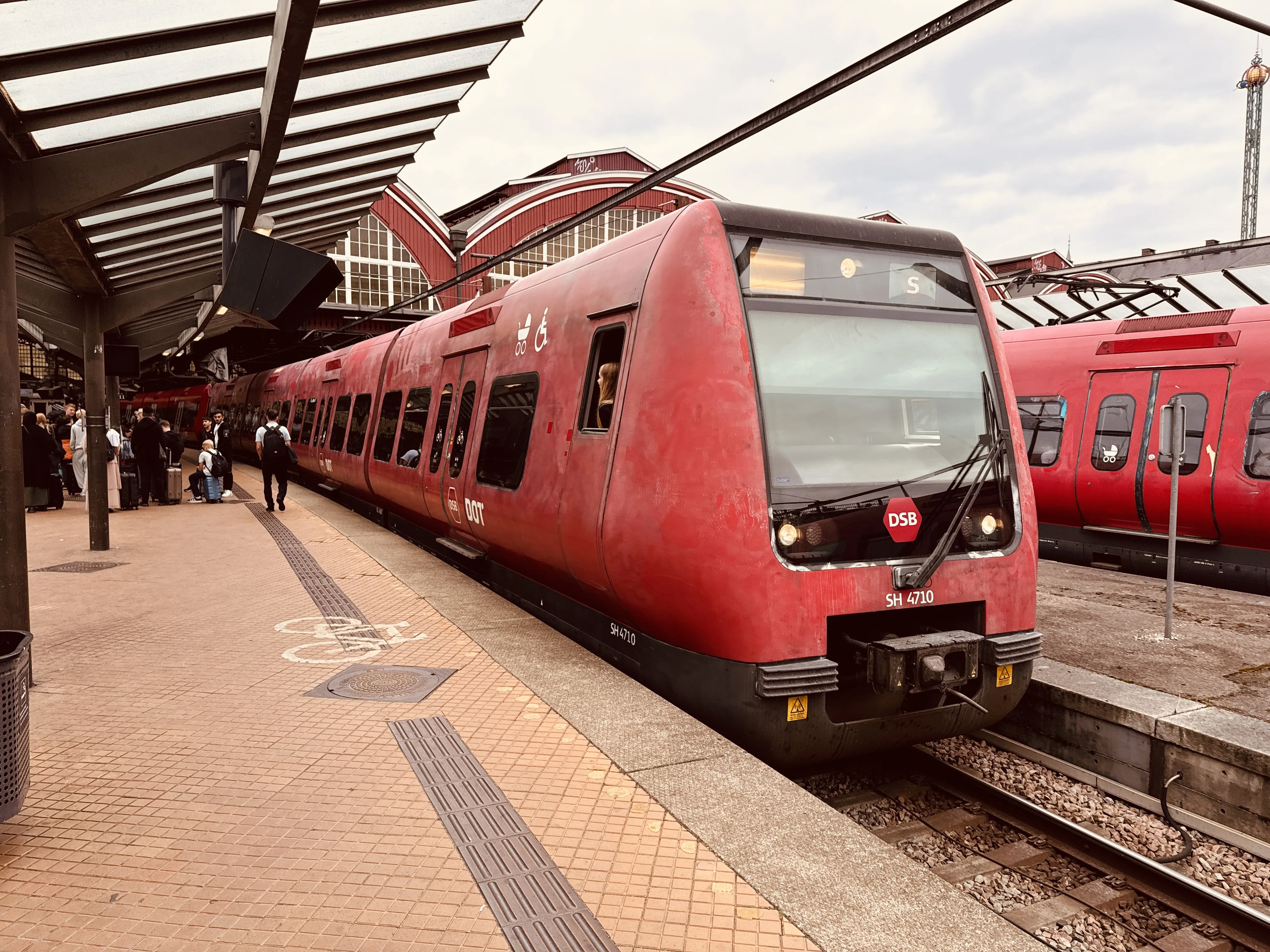 Billede af DSB SE 4110 fotograferet ud for København Hovedbanegård.