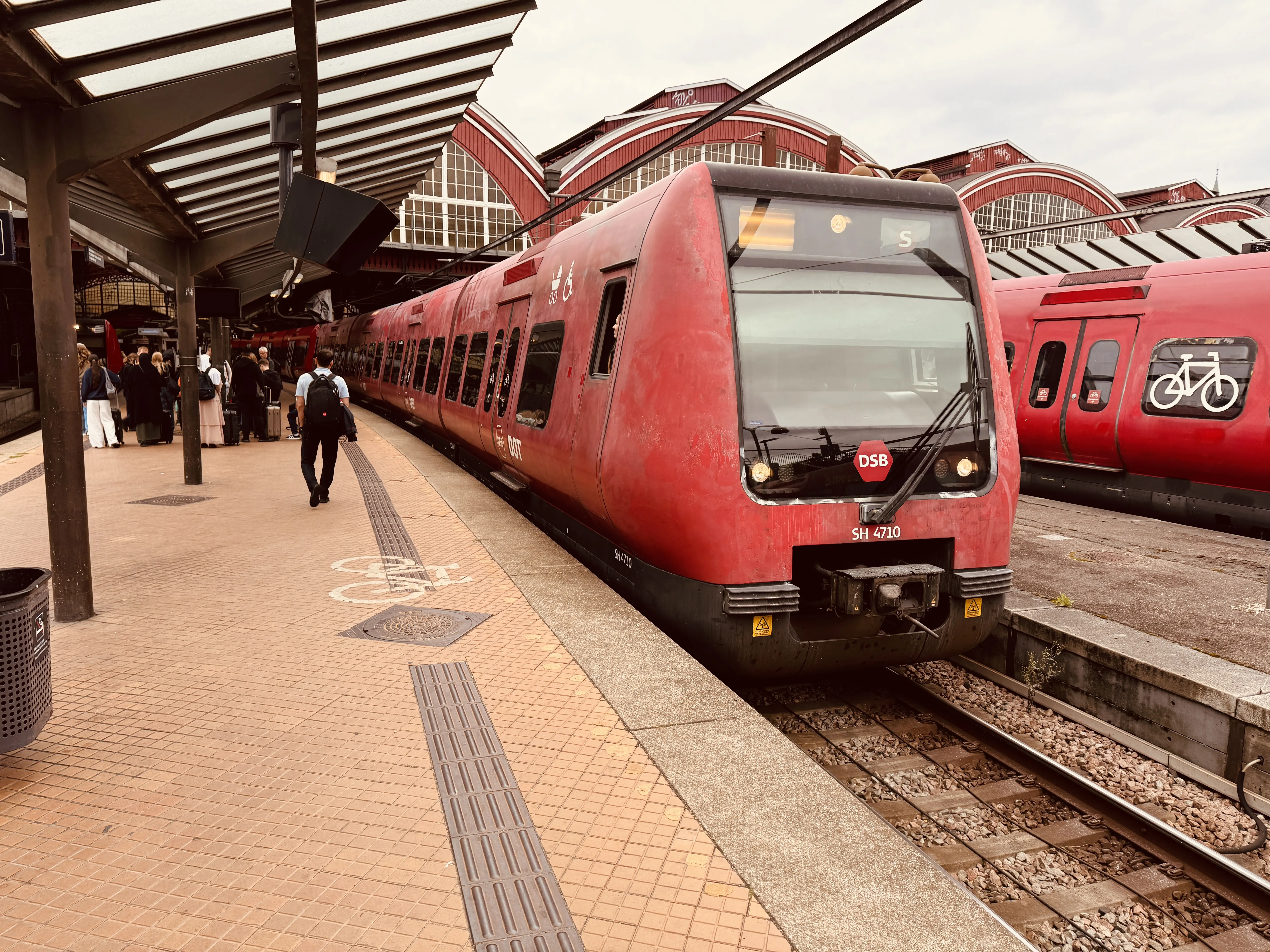 Billede af DSB SE 4110 fotograferet ud for København Hovedbanegård.