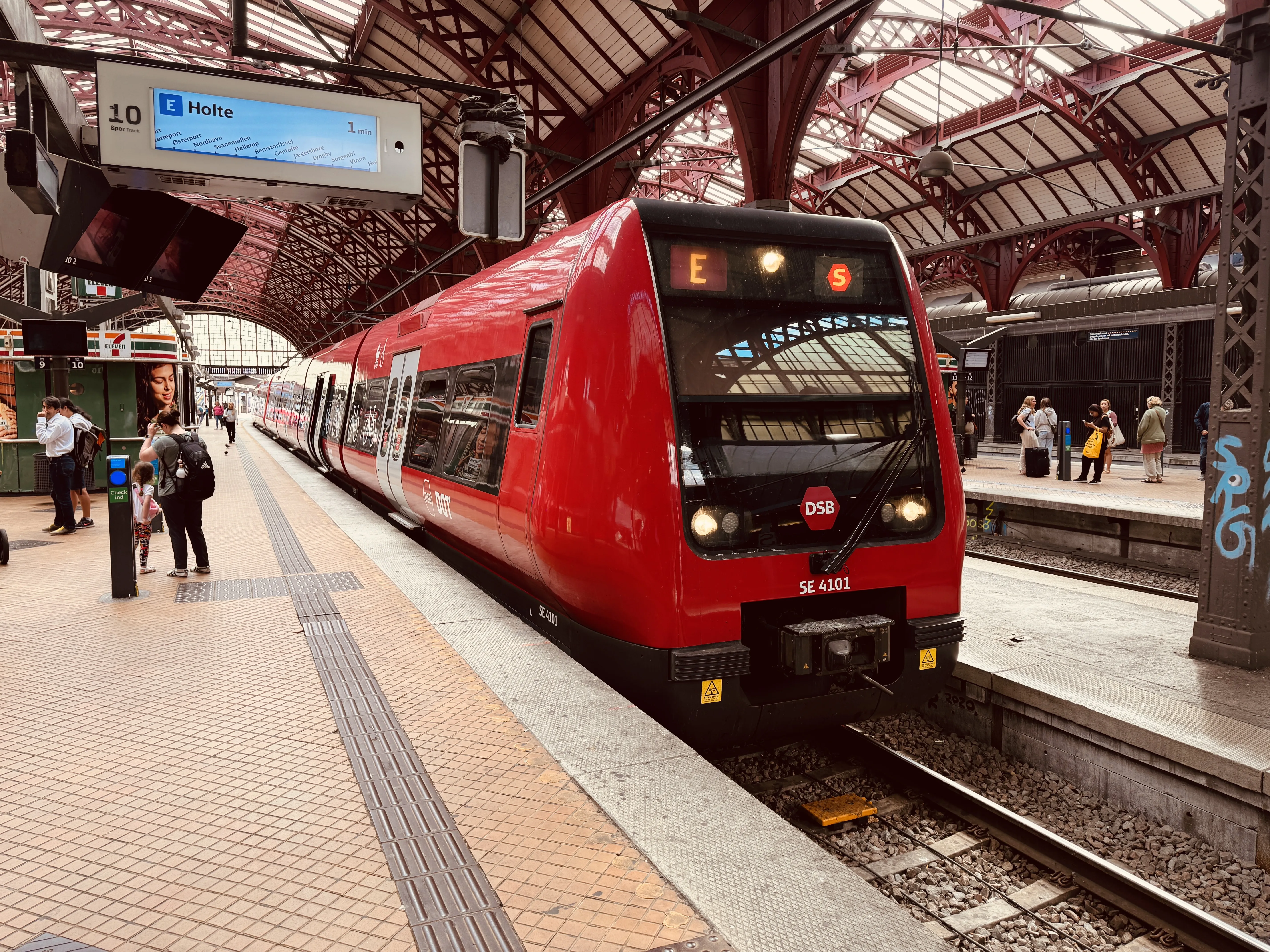 Billede af DSB SE 4101 fotograferet ud for København Hovedbanegård.