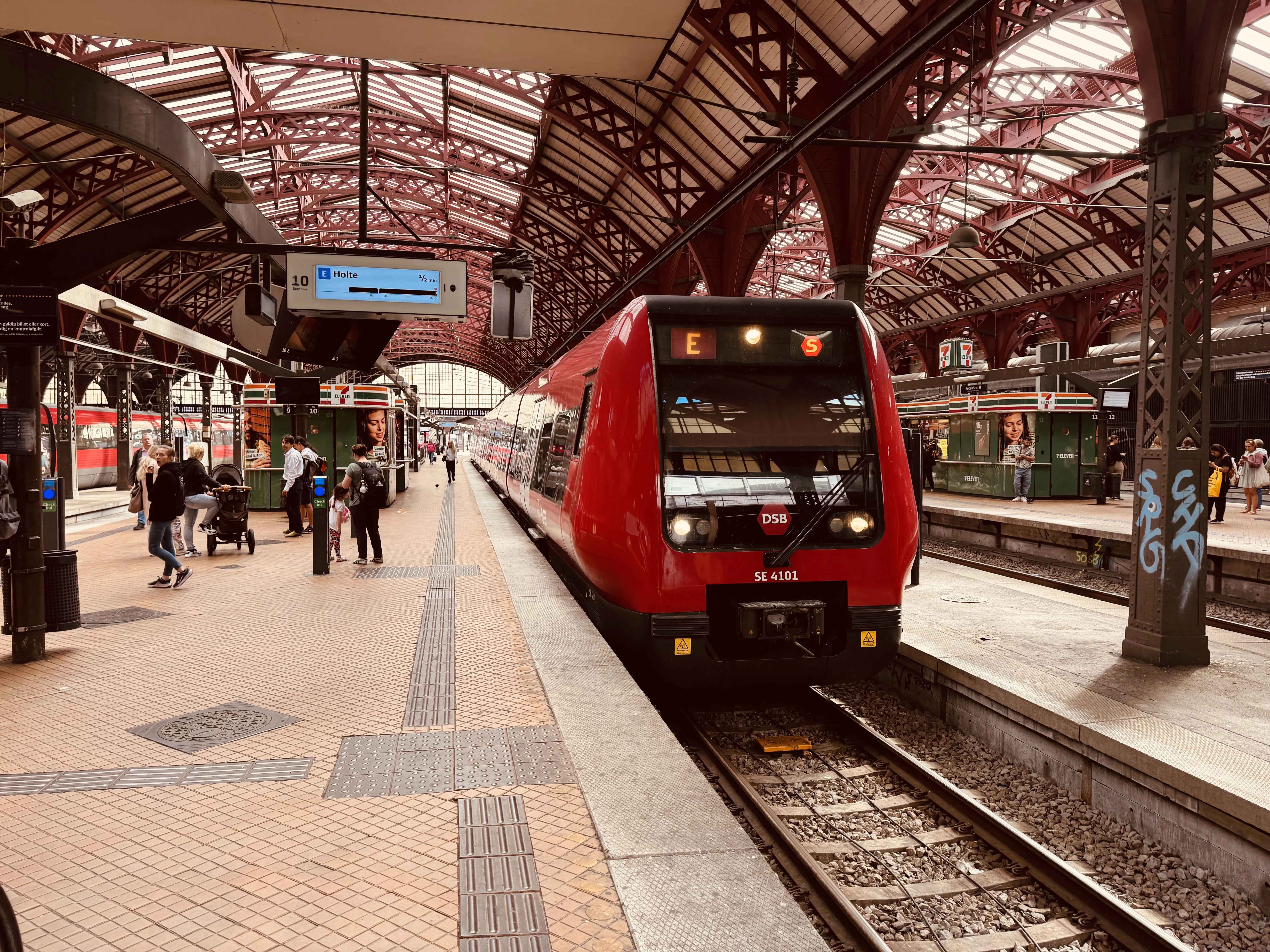 Billede af DSB SE 4101 fotograferet ud for København Hovedbanegård.