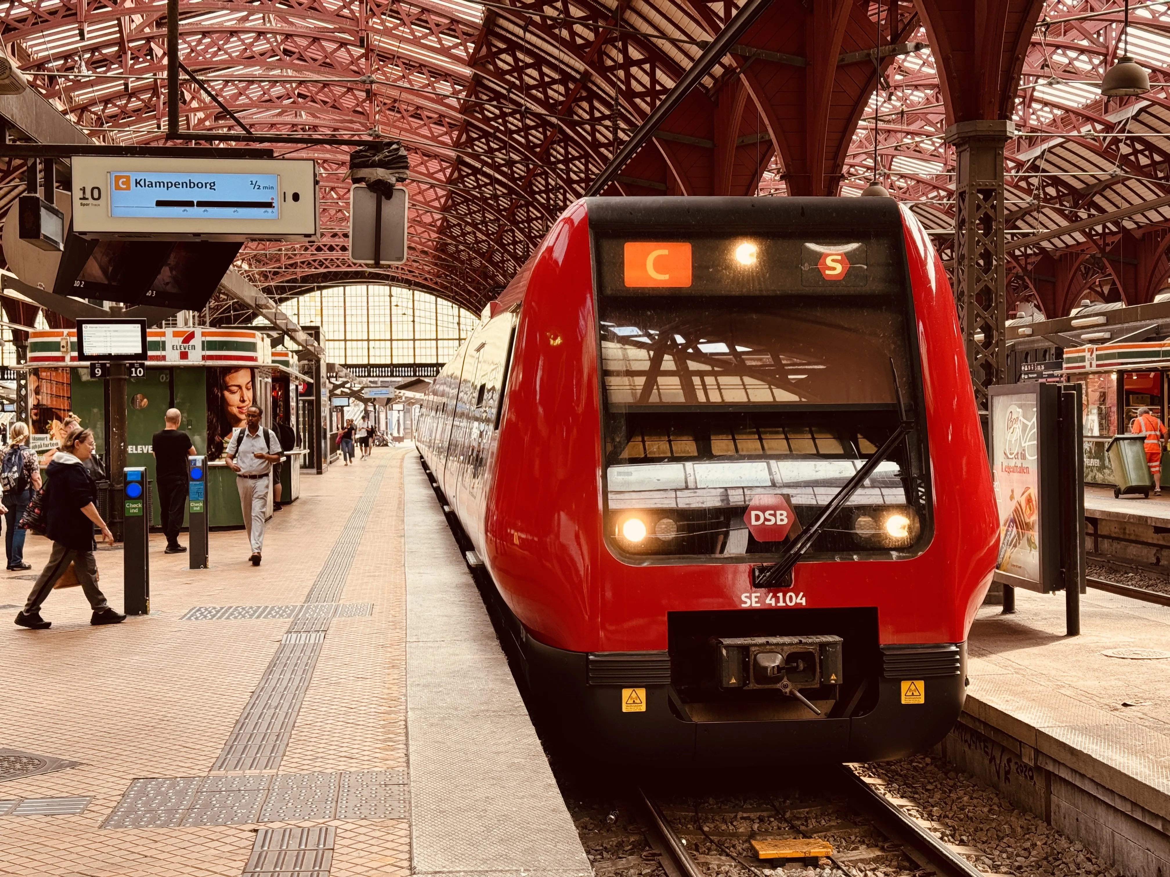 Billede af DSB SE 4104 fotograferet ud for København Hovedbanegård.