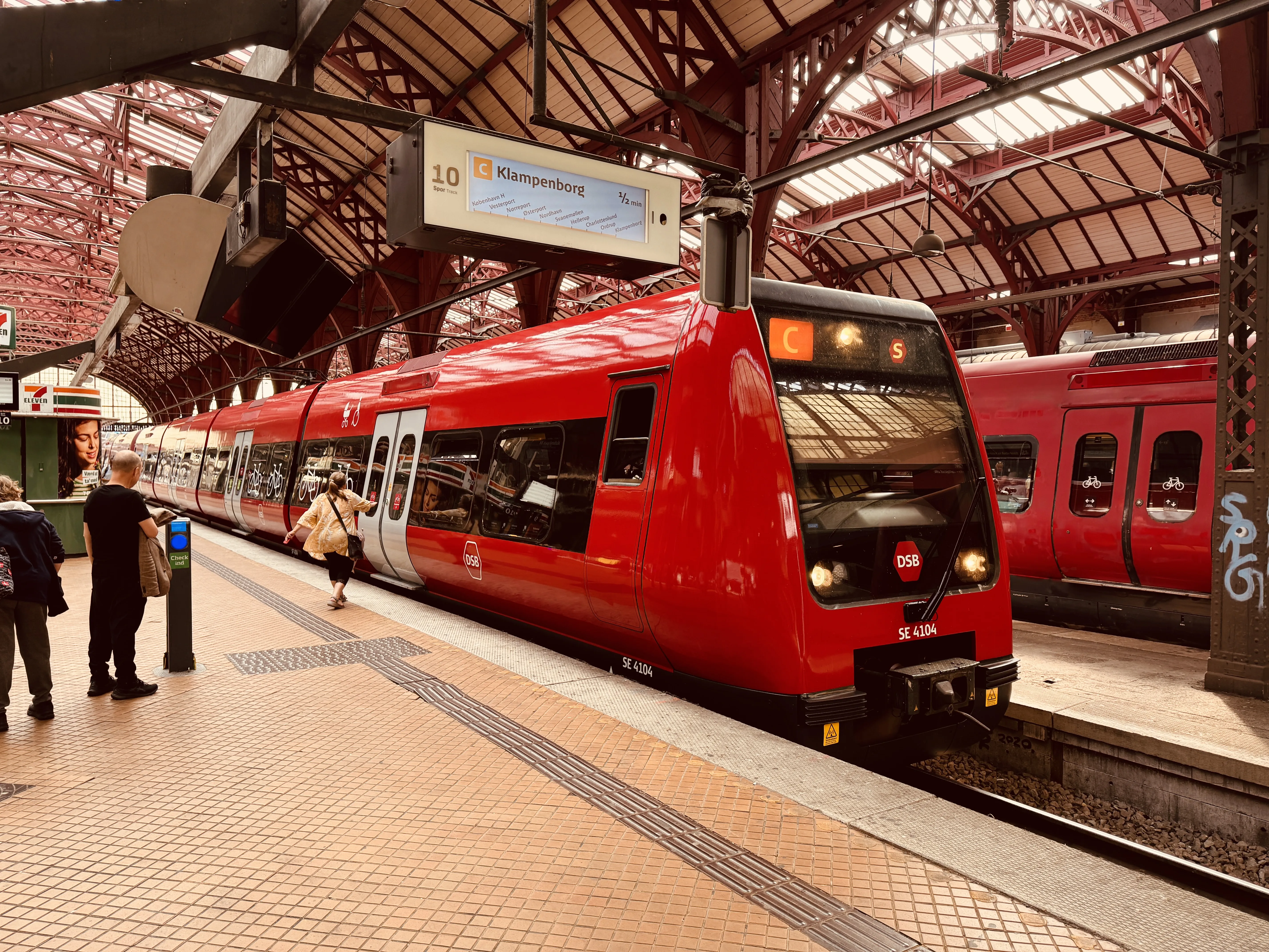 Billede af DSB SE 4104 fotograferet ud for København Hovedbanegård.