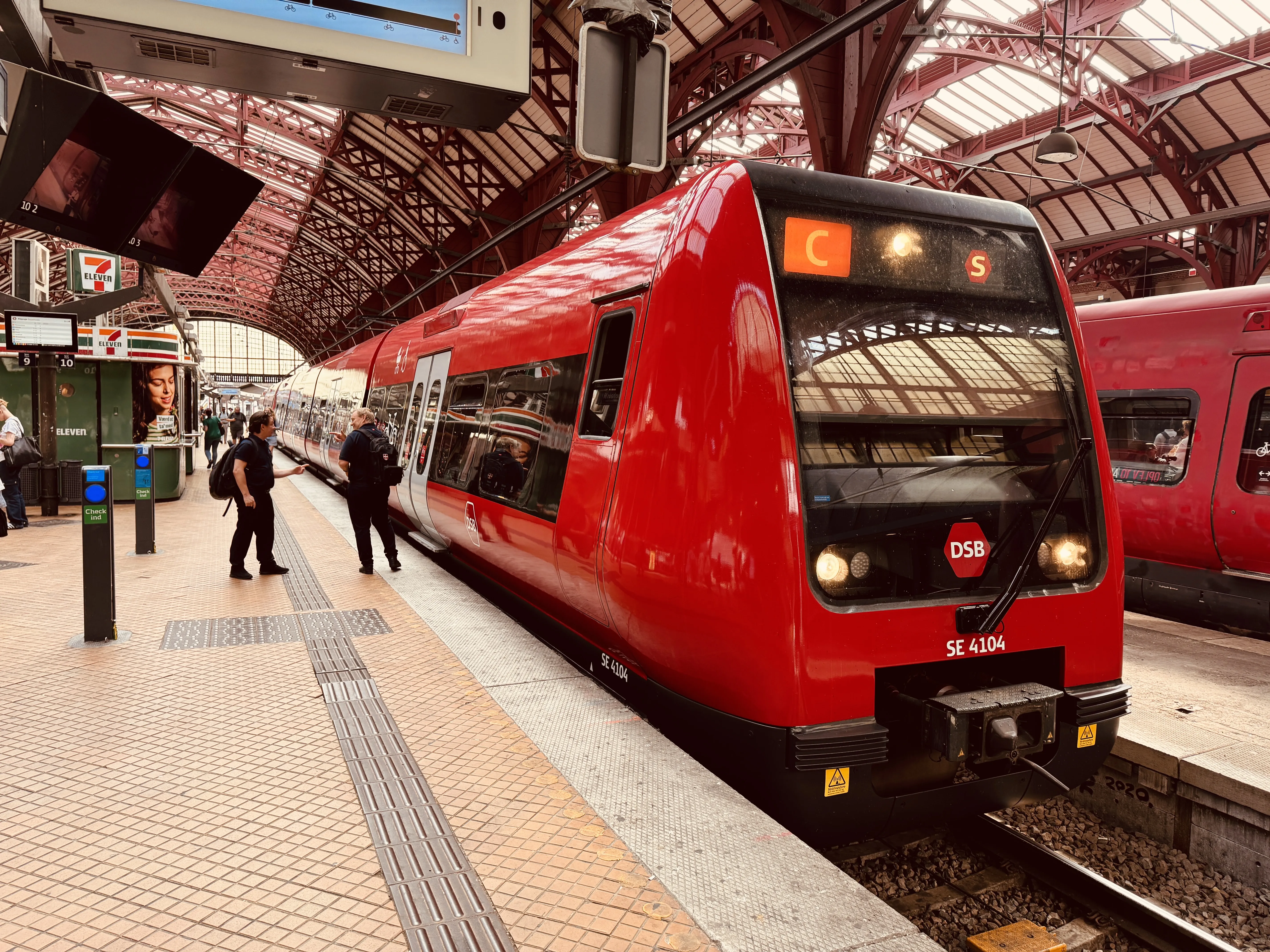 Billede af DSB SE 4104 fotograferet ud for København Hovedbanegård.