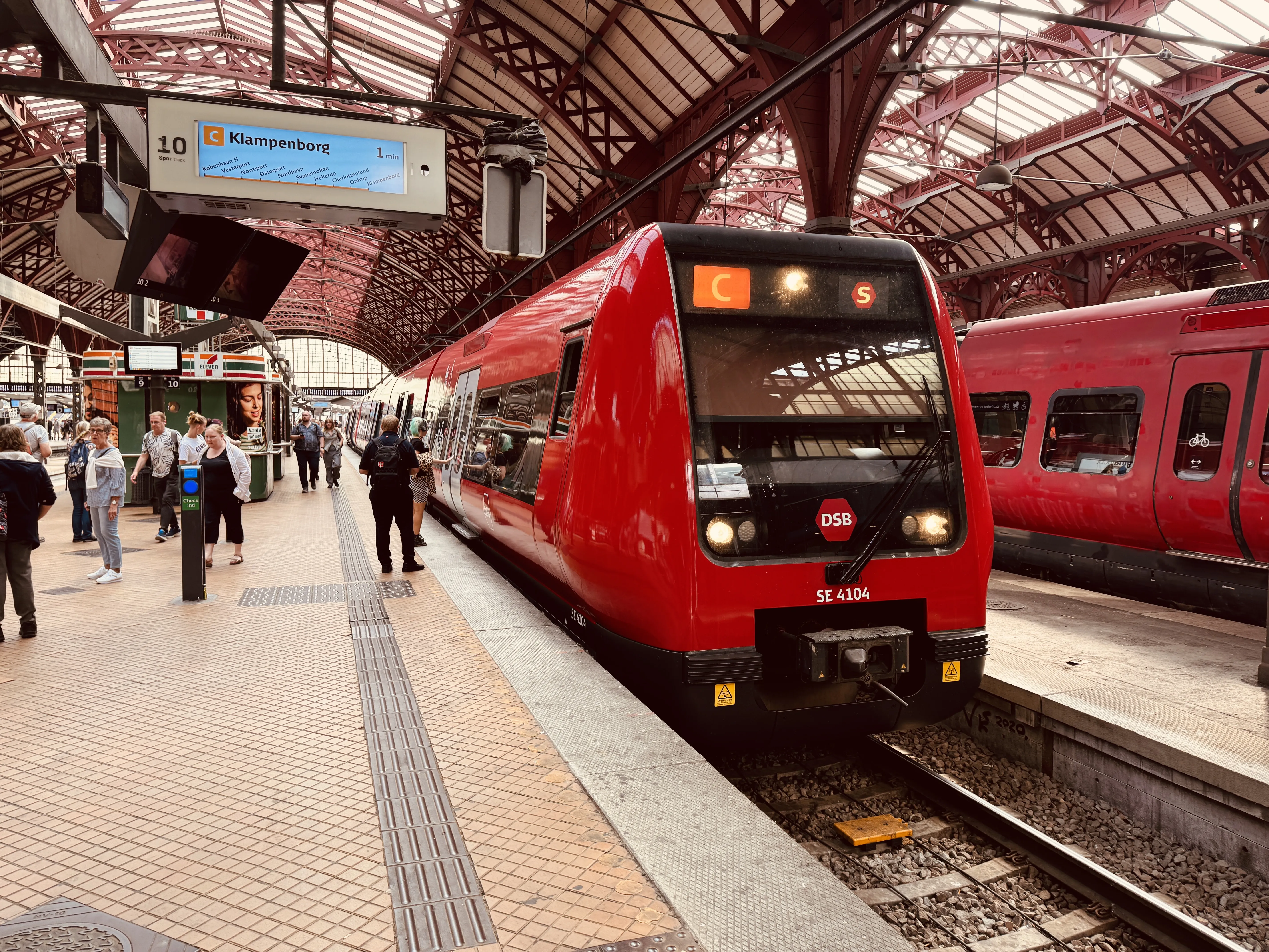 Billede af DSB SE 4104 fotograferet ud for København Hovedbanegård.