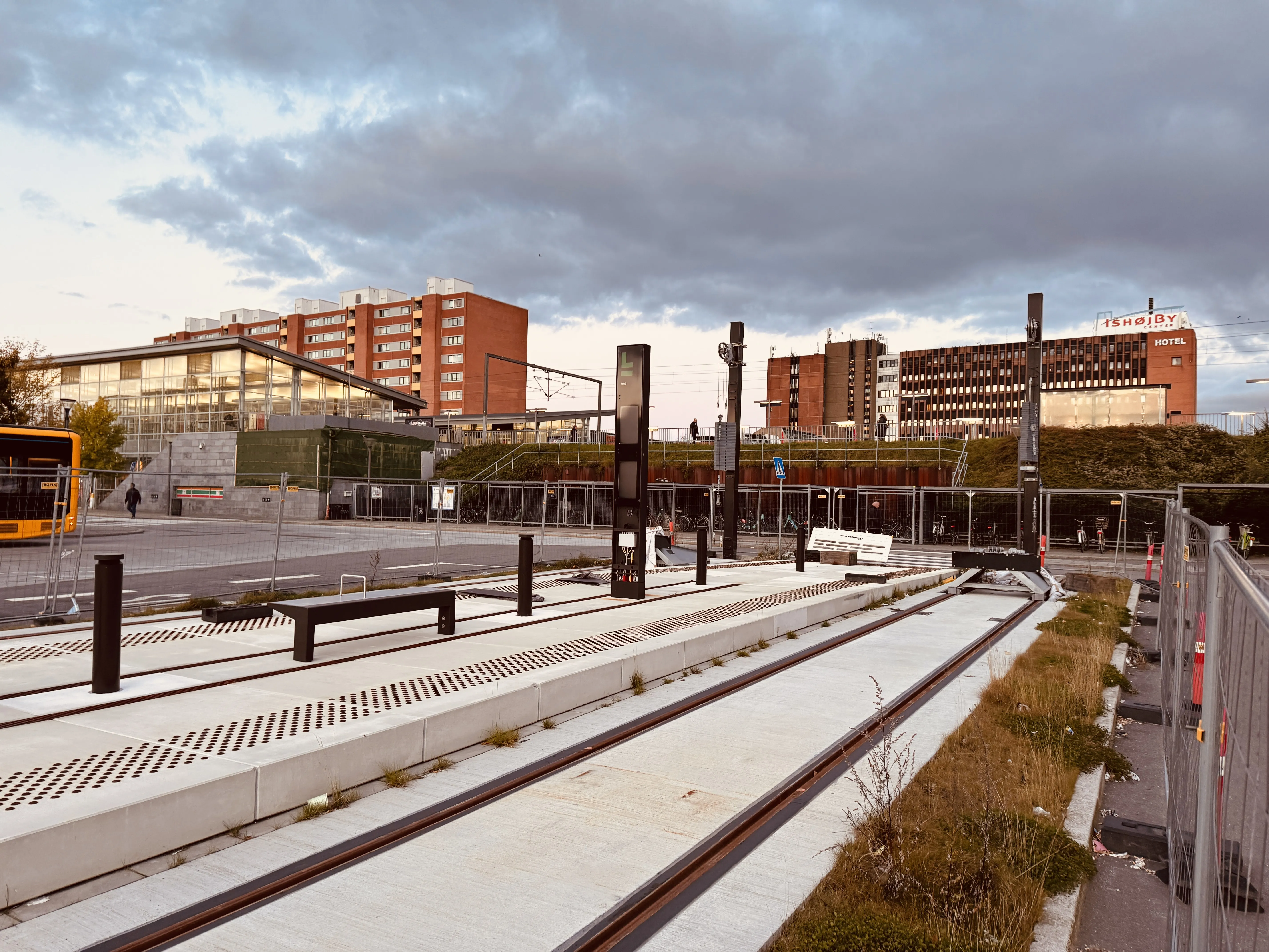 Billede af Ishøj Station Letbanestation, som her er under opførelse.