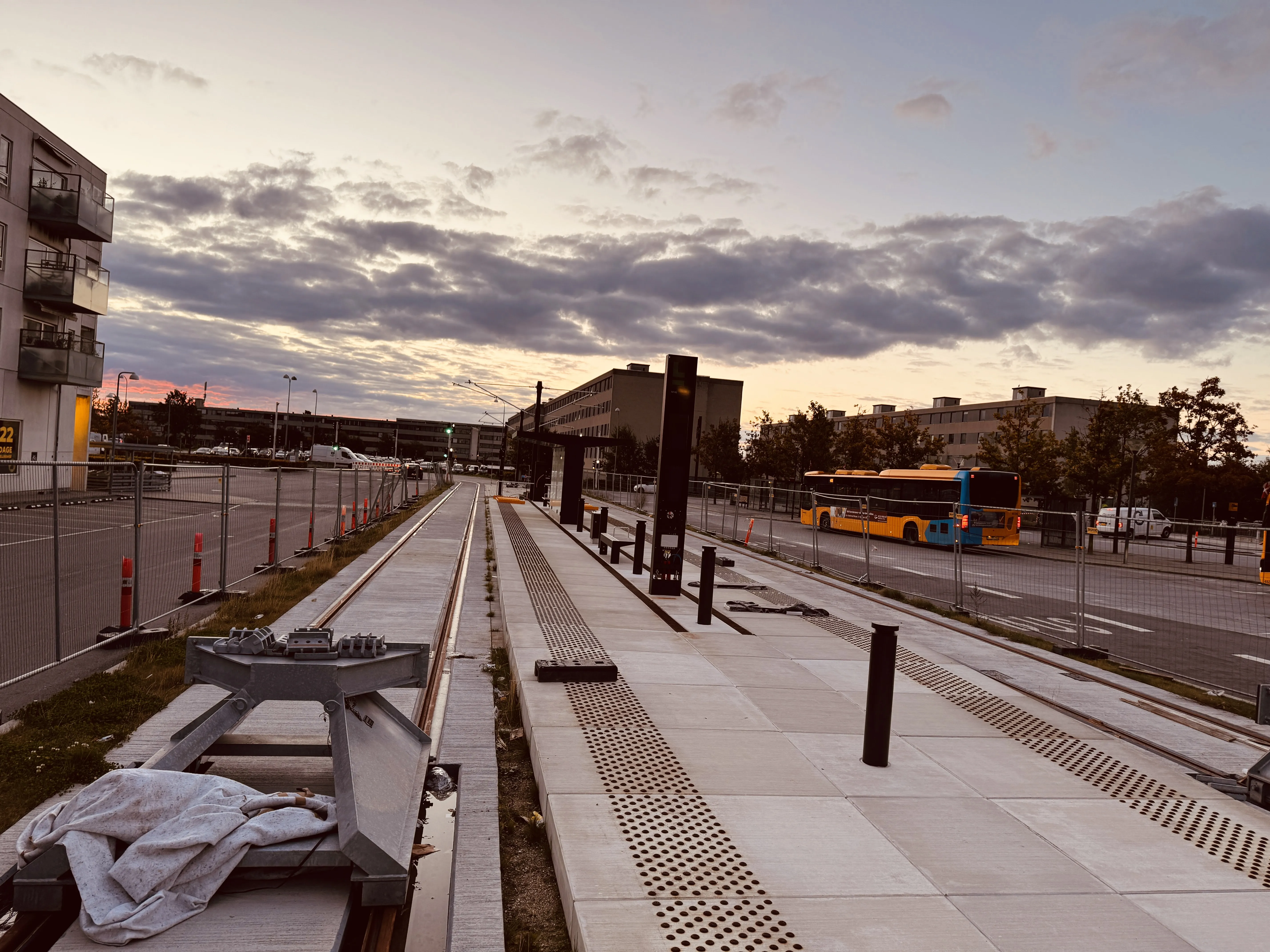 Billede af Ishøj Station Letbanestation, som her er under opførelse.