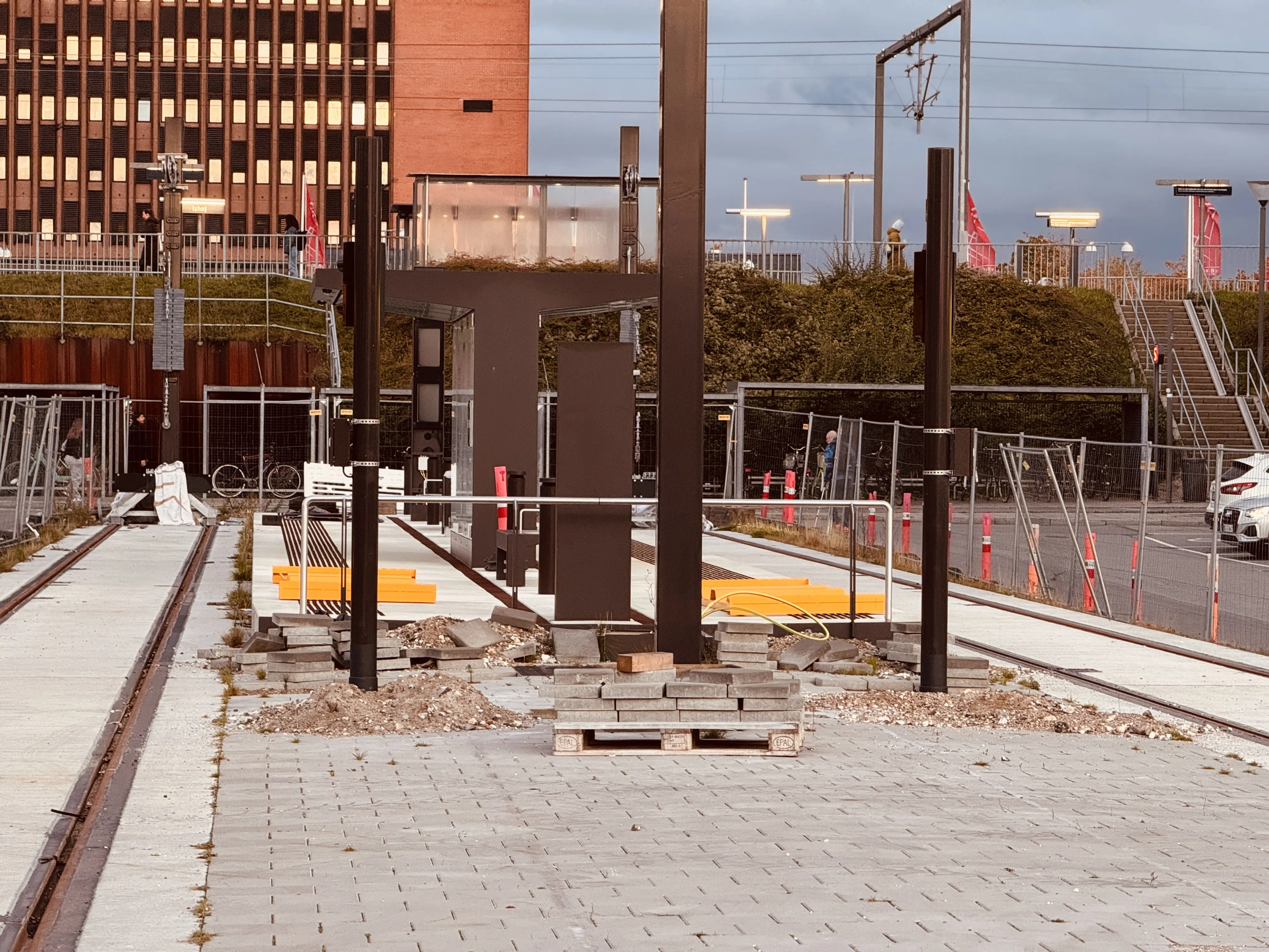 Billede af Ishøj Station Letbanestation, som her er under opførelse.