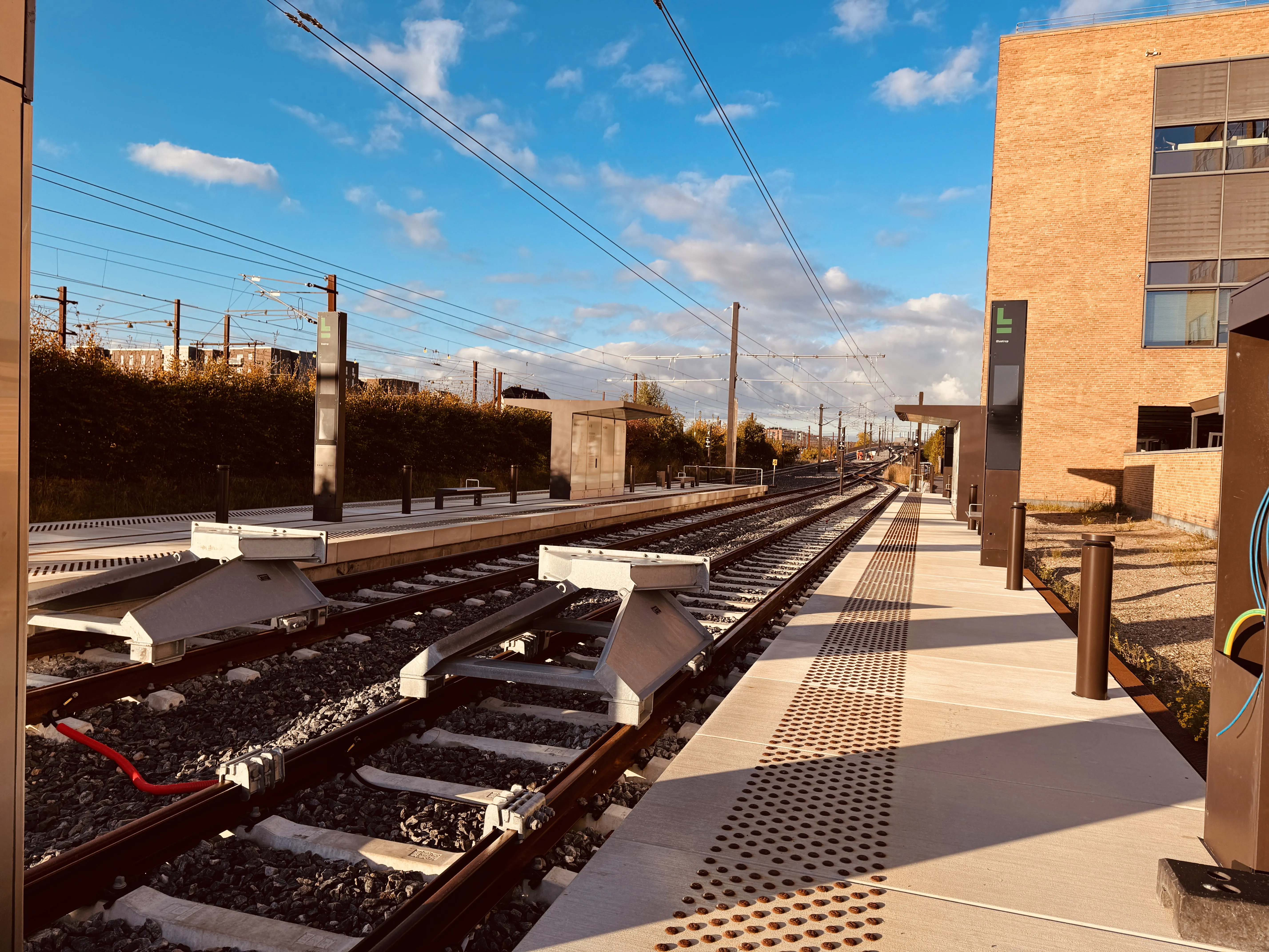 Billede af den stejle stigning fra Glostrup Station Letbanestation og op til vejbroen.