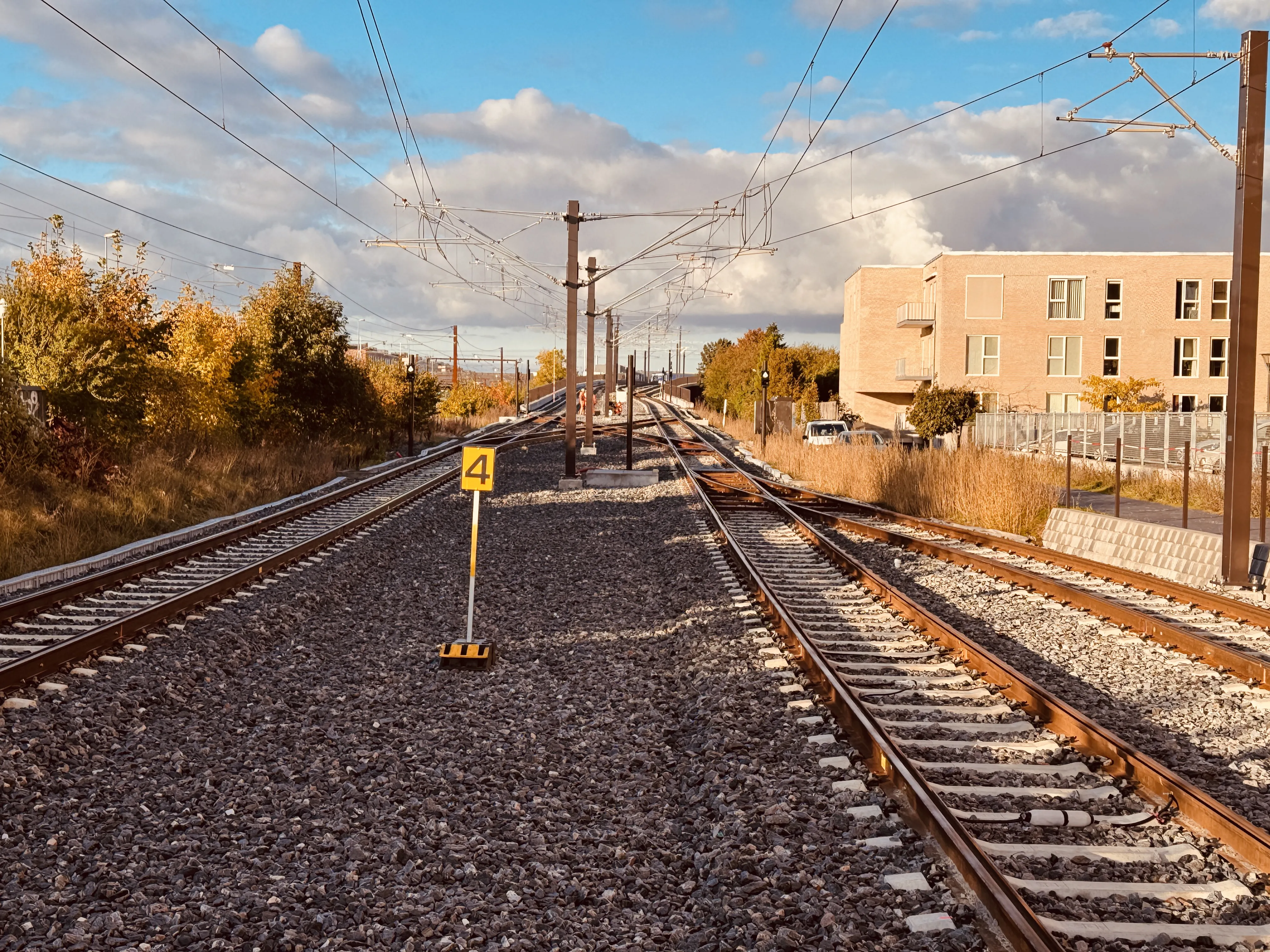 Billede af den stejle stigning fra Glostrup Station Letbanestation og op til vejbroen.