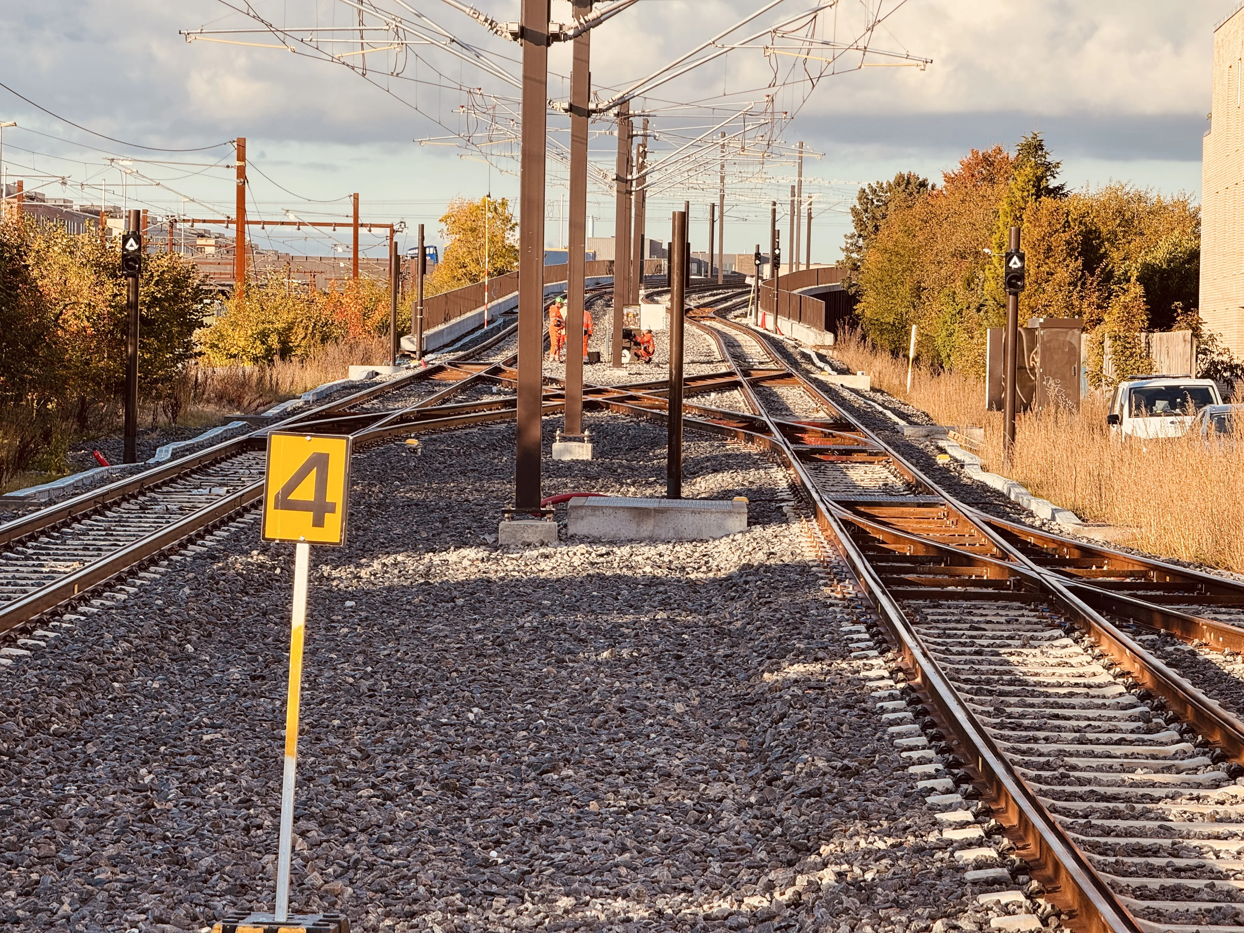 Billede af den stejle stigning fra Glostrup Station Letbanestation og op til vejbroen.