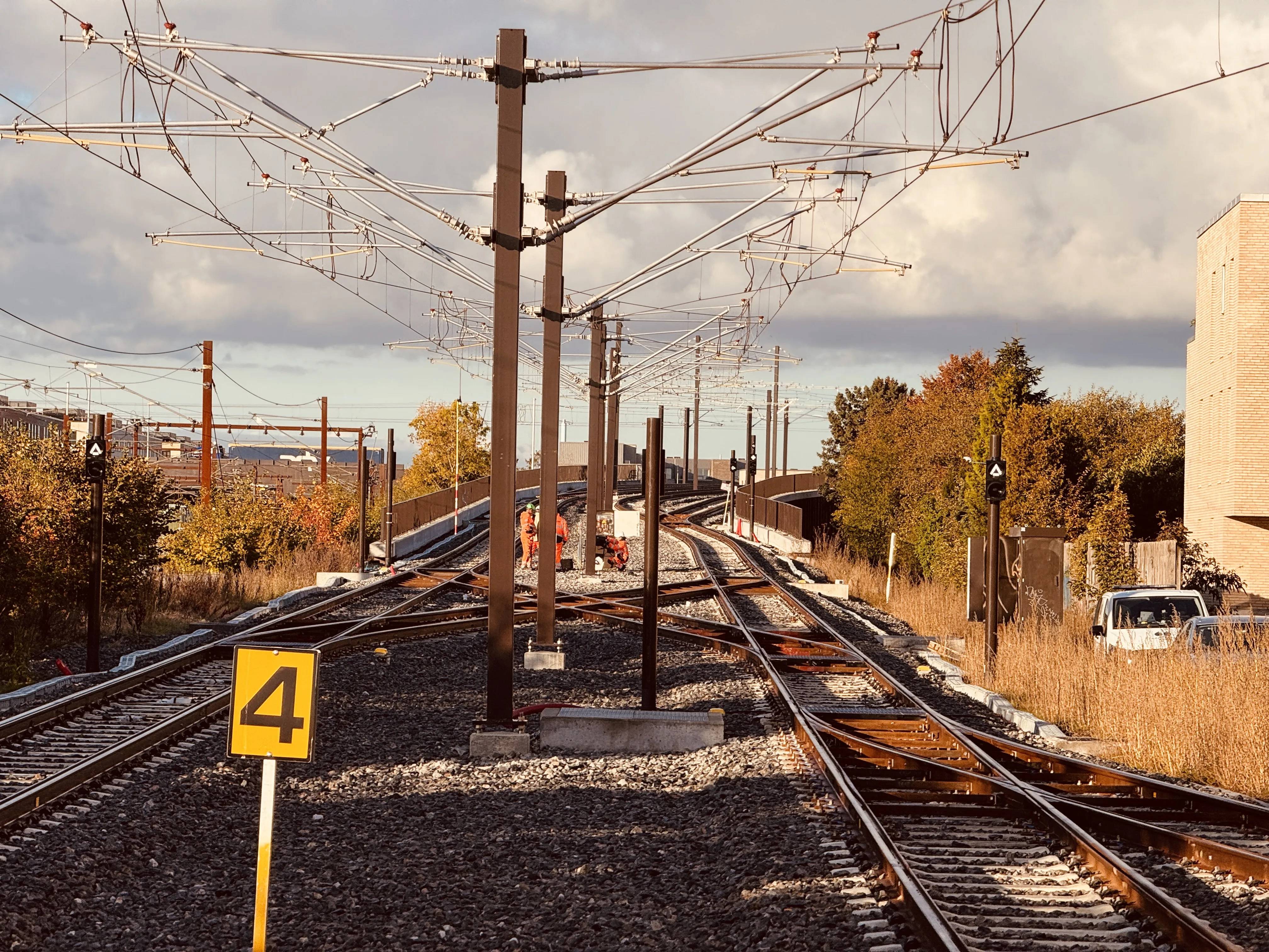 Billede af den stejle stigning fra Glostrup Station Letbanestation og op til vejbroen.