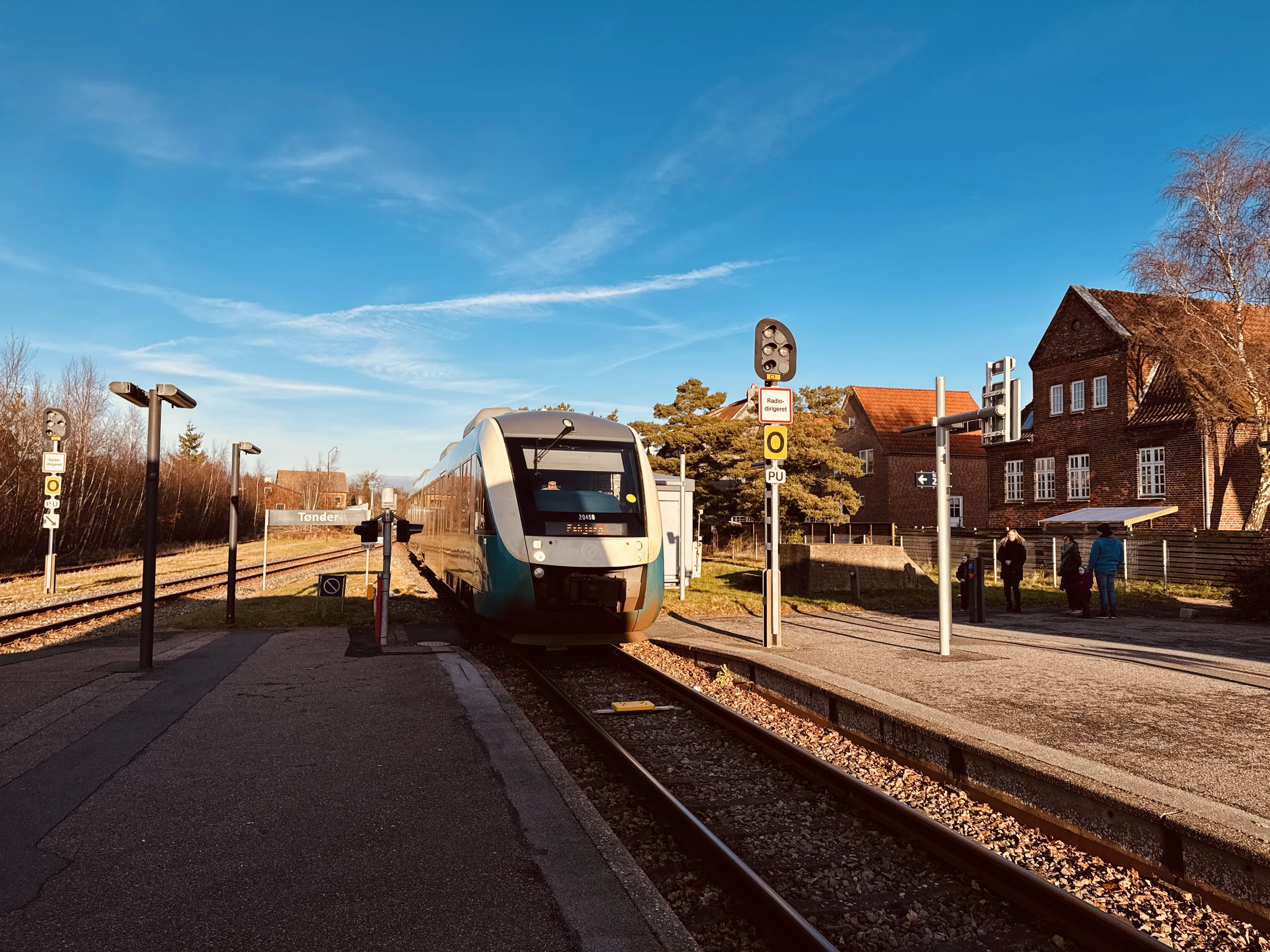 Billede af GoCollective AR 2045, tidligere ARRIVA AR 2045 fotograferet ud for Tønder H Station.