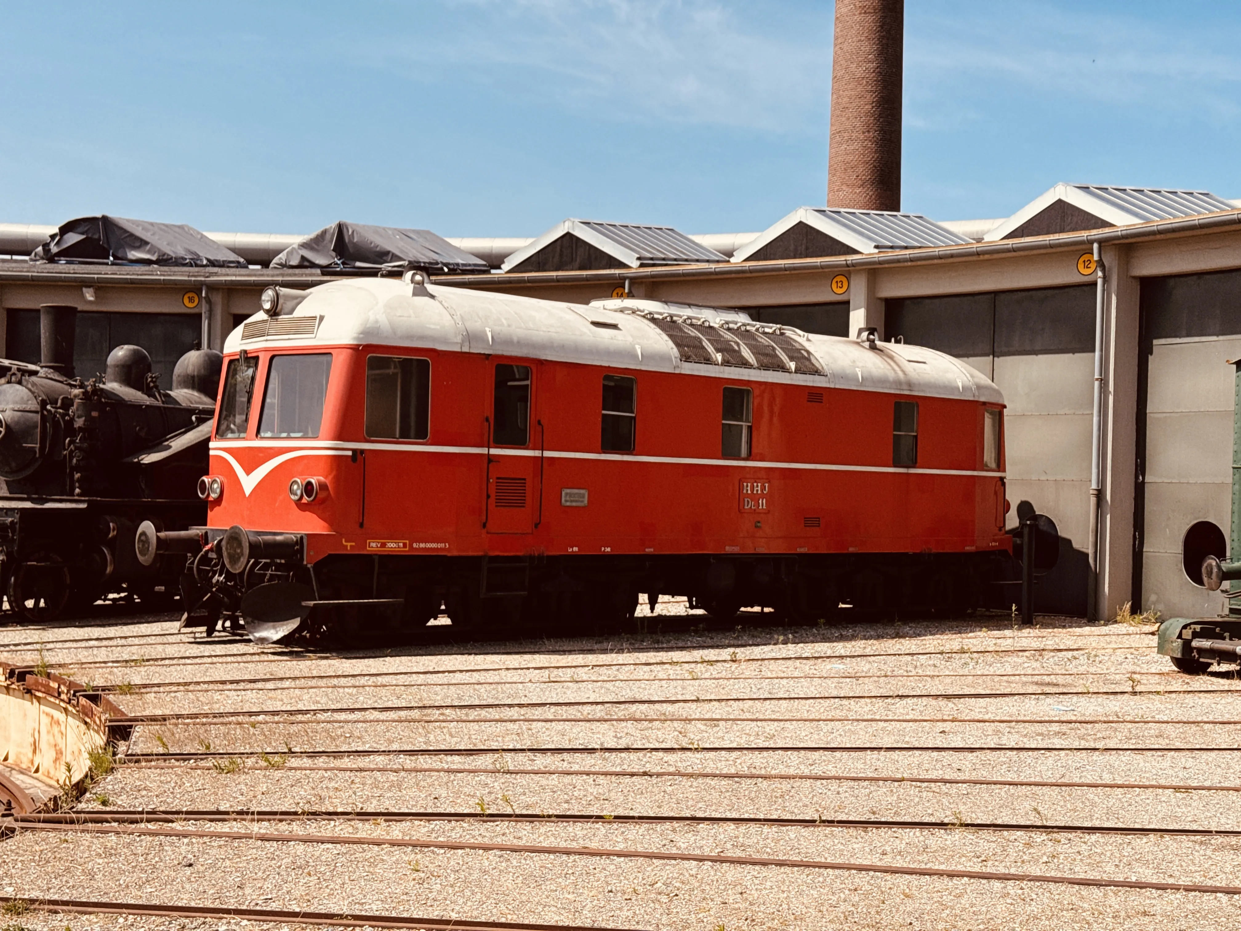 Billede af HHJ DL 11, tidligere HHJ M 3 fotograferet ud for Odense Banegård Center.