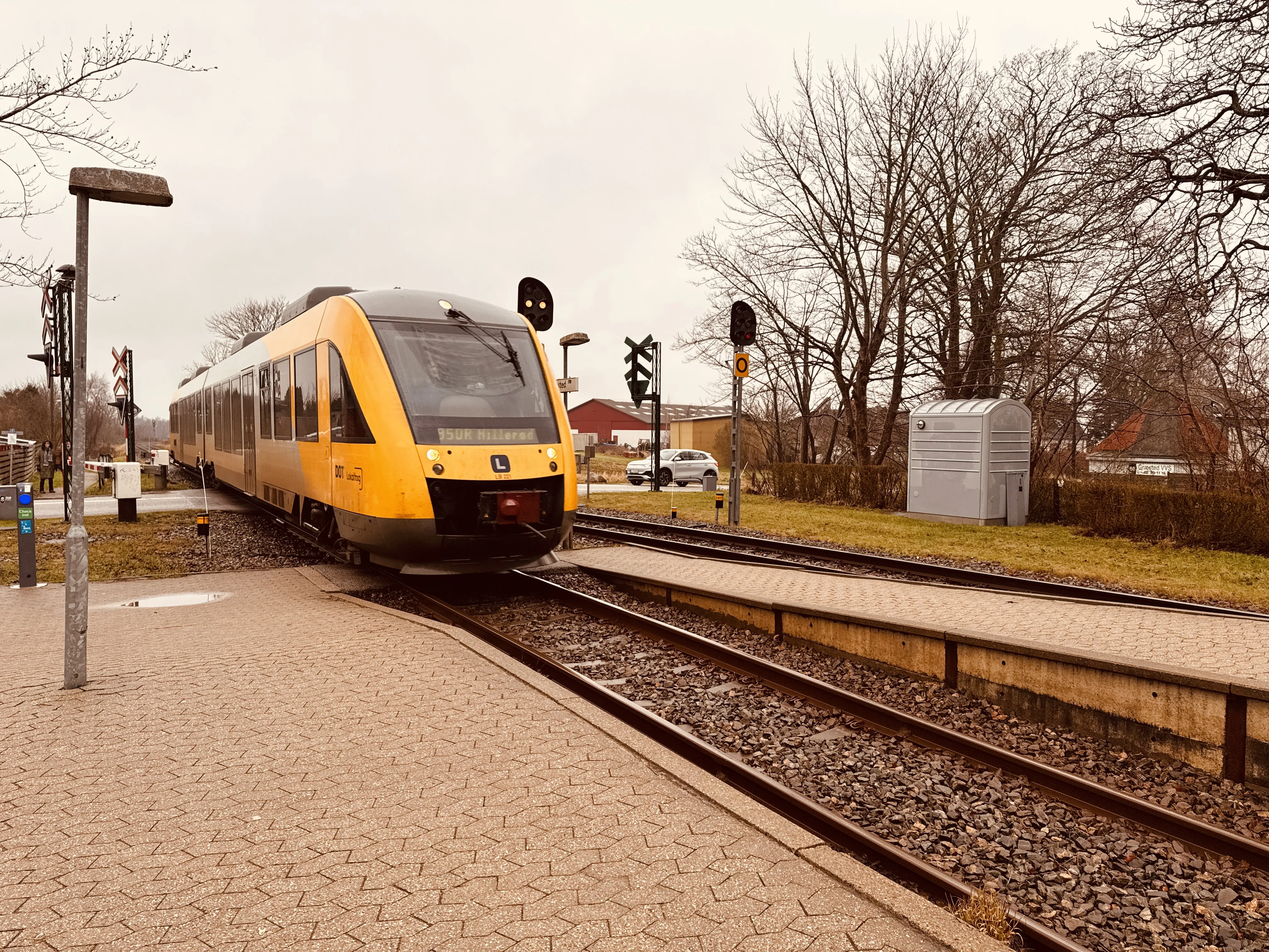 Billede af LT 121-221, tidligere LB 121-221 fotograferet ud for Græsted Station. Billede af LT 121-221, tidligere LB 121-221 fotograferet ud for Græsted Station.