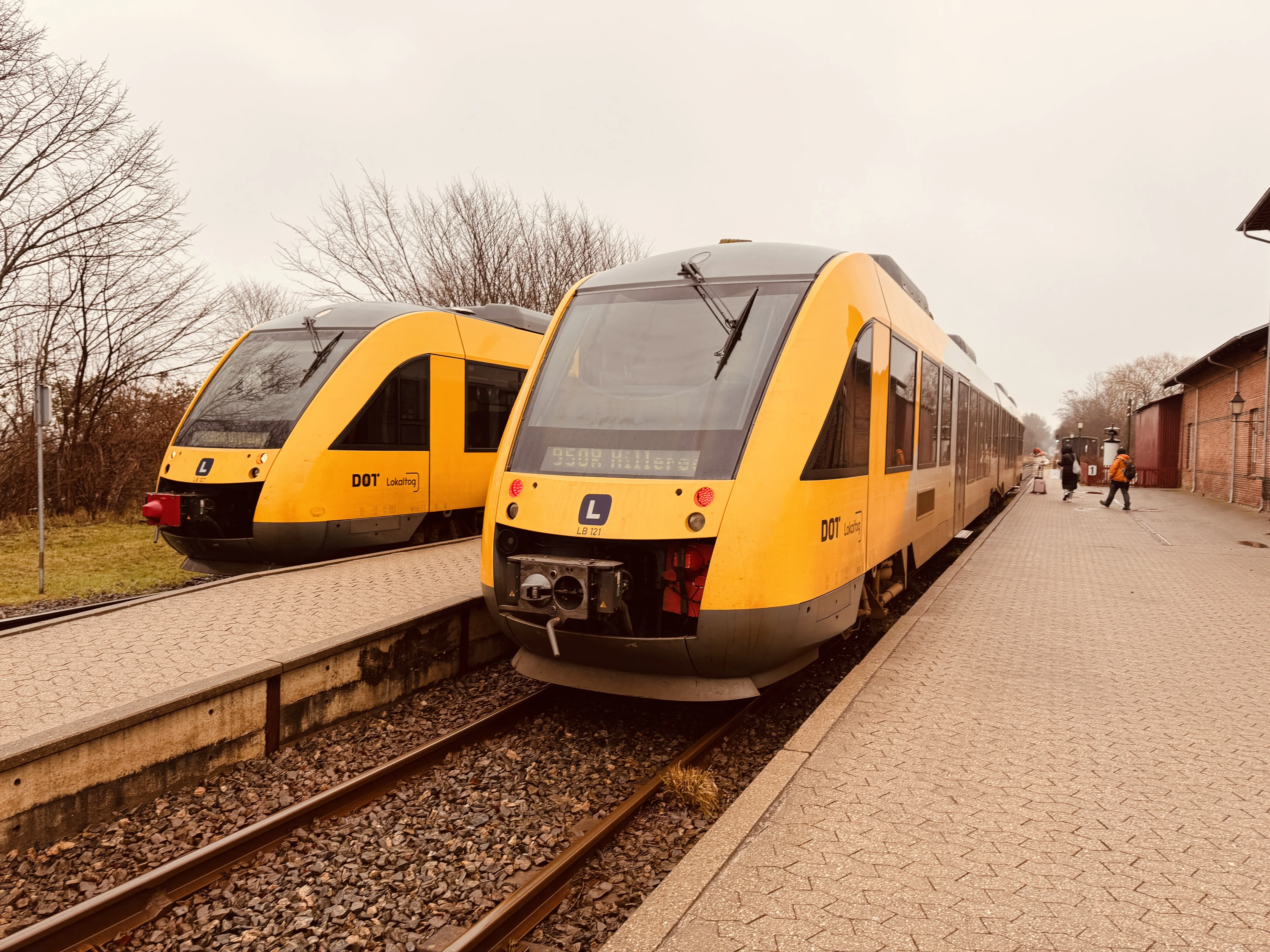 Billede af LT 121-221, tidligere LB 121-221 fotograferet ud for Græsted Station. Billede af LT 121-221, tidligere LB 121-221 fotograferet ud for Græsted Station.