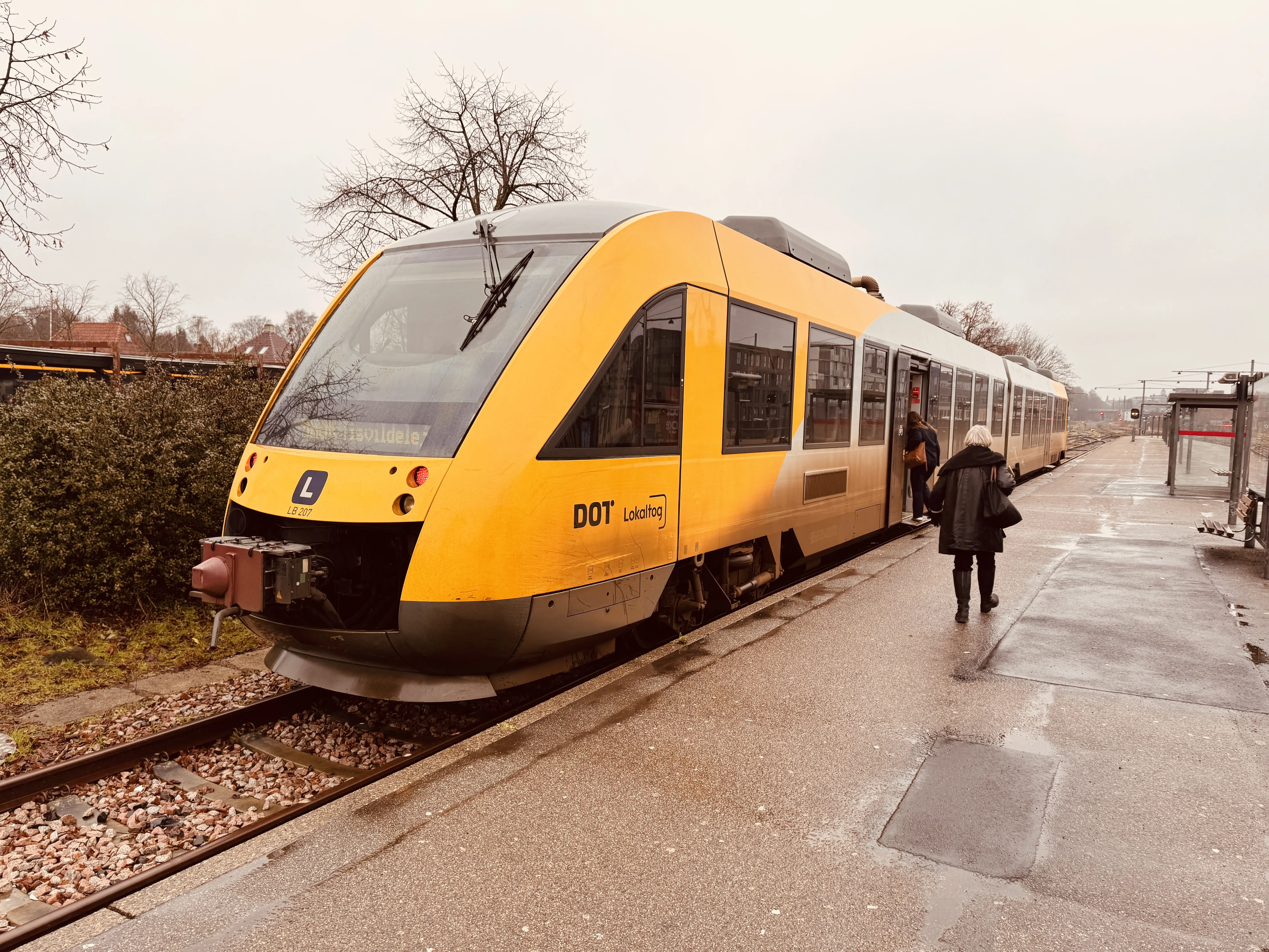 Billede af LT 107-207, tidligere LB 107-207 fotograferet ud for Hillerød Station. Billede af LT 107-207, tidligere LB 107-207 fotograferet ud for Hillerød Station.