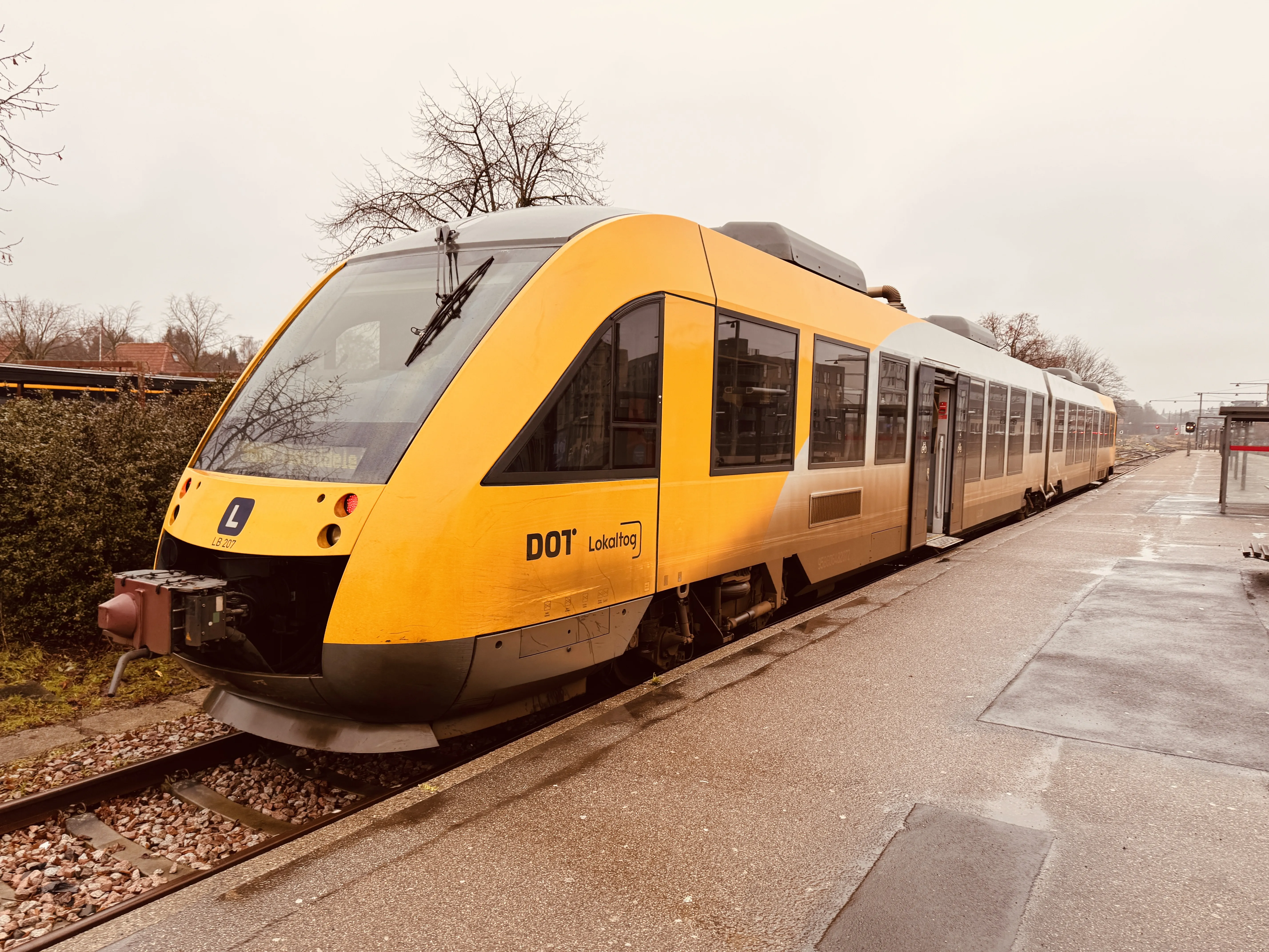 Billede af LT 107-207, tidligere LB 107-207 fotograferet ud for Hillerød Station. Billede af LT 107-207, tidligere LB 107-207 fotograferet ud for Hillerød Station.