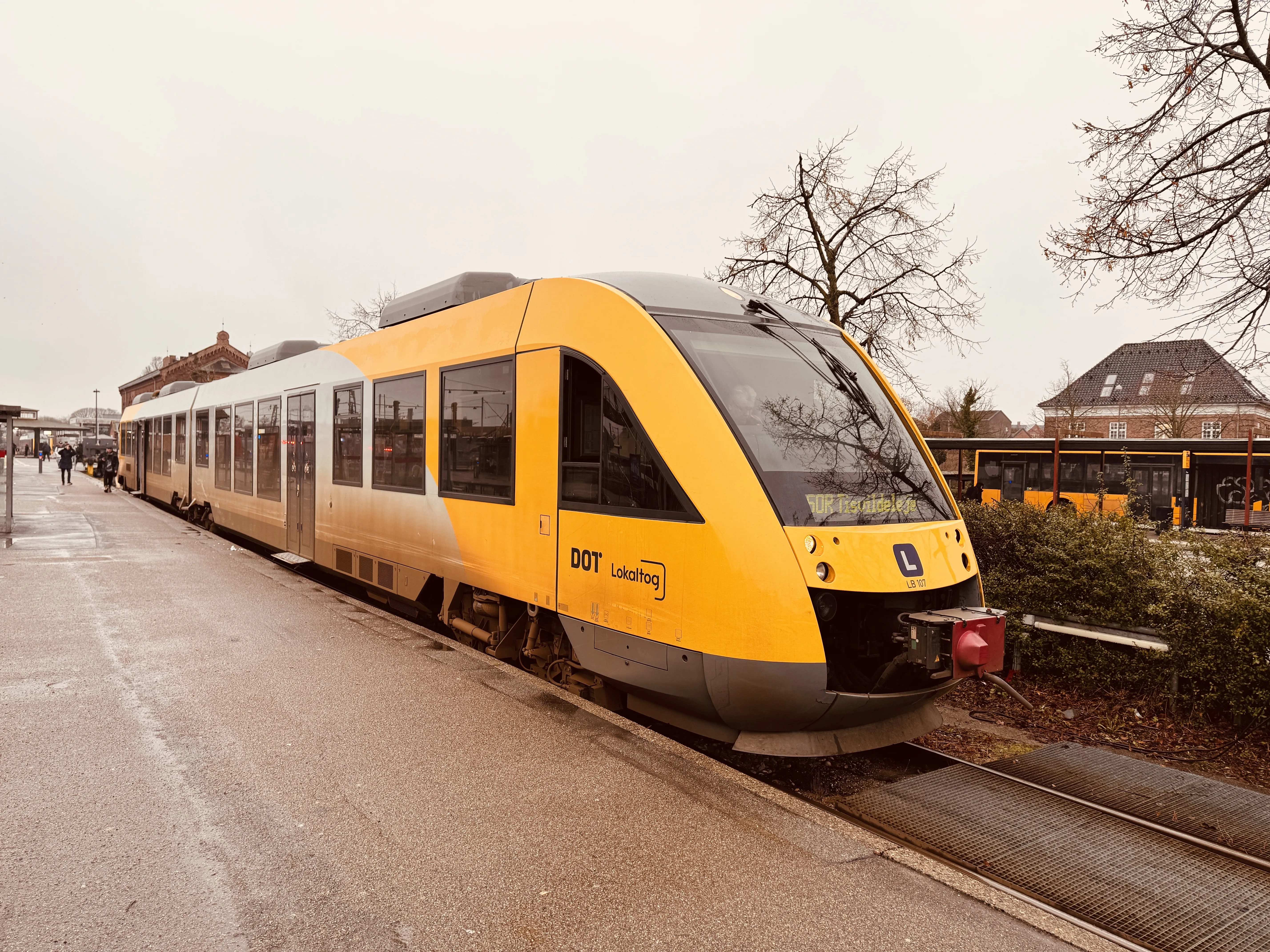 Billede af LT 107-207, tidligere LB 107-207 fotograferet ud for Hillerød Station. Billede af LT 107-207, tidligere LB 107-207 fotograferet ud for Hillerød Station.