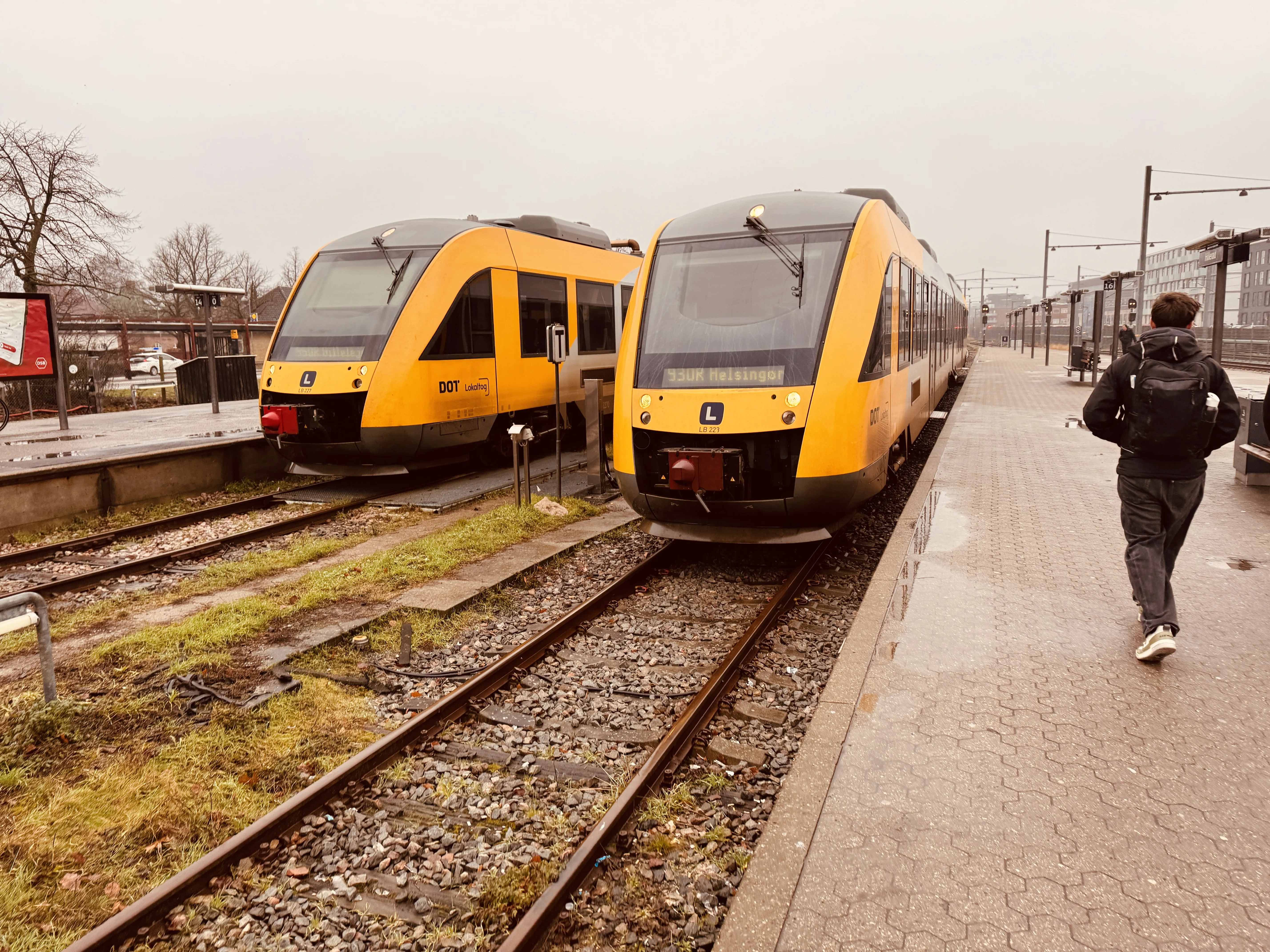 Billede af LT 123-223, tidligere LB 123-223 fotograferet ud for Hillerød Station, hvor den holder ved perron sammen med LT 127-227.