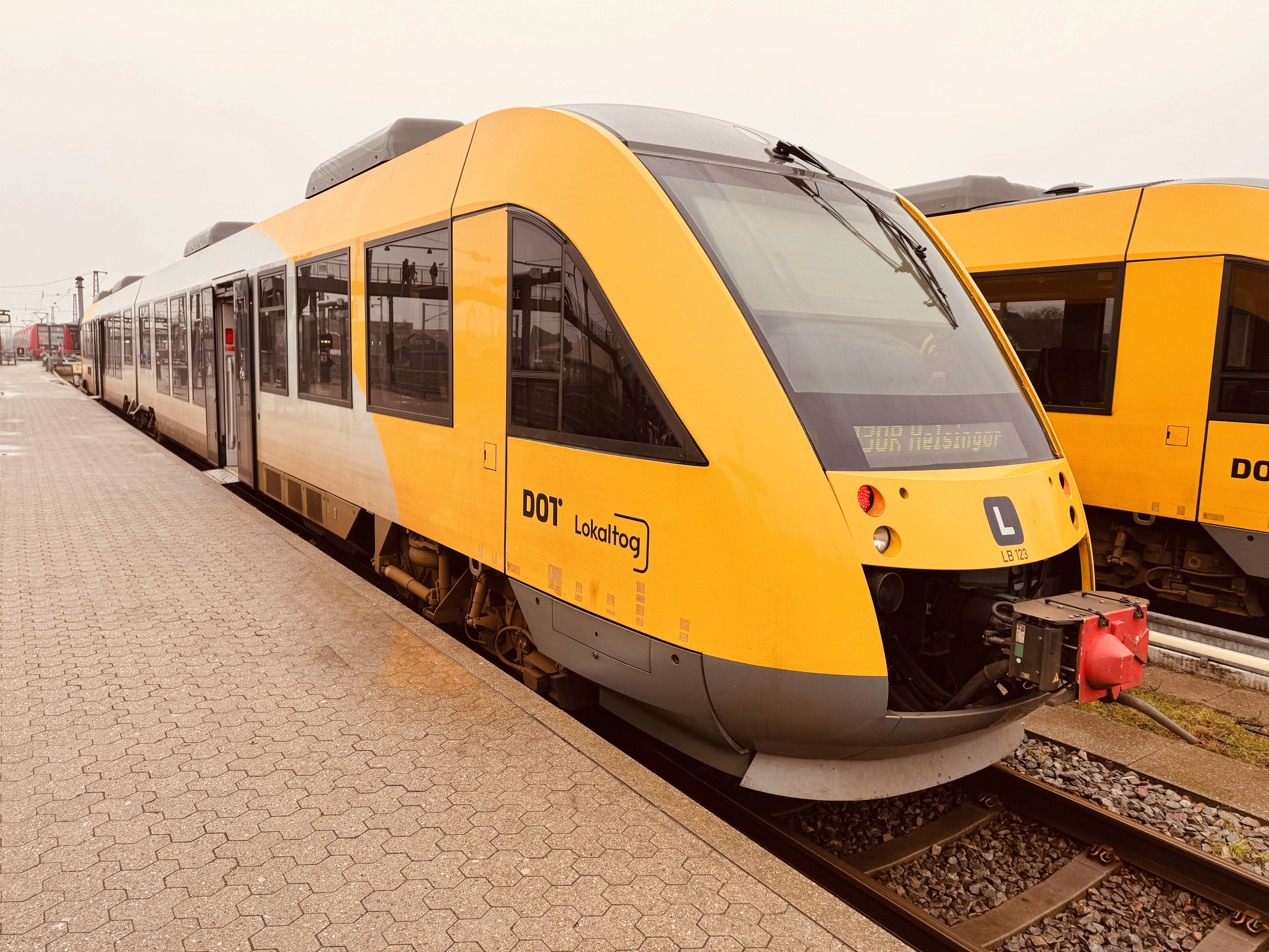 Billede af LT 123-223, tidligere LB 123-223 fotograferet ud for Hillerød Station, hvor den holder ved perron sammen med LT 127-227.