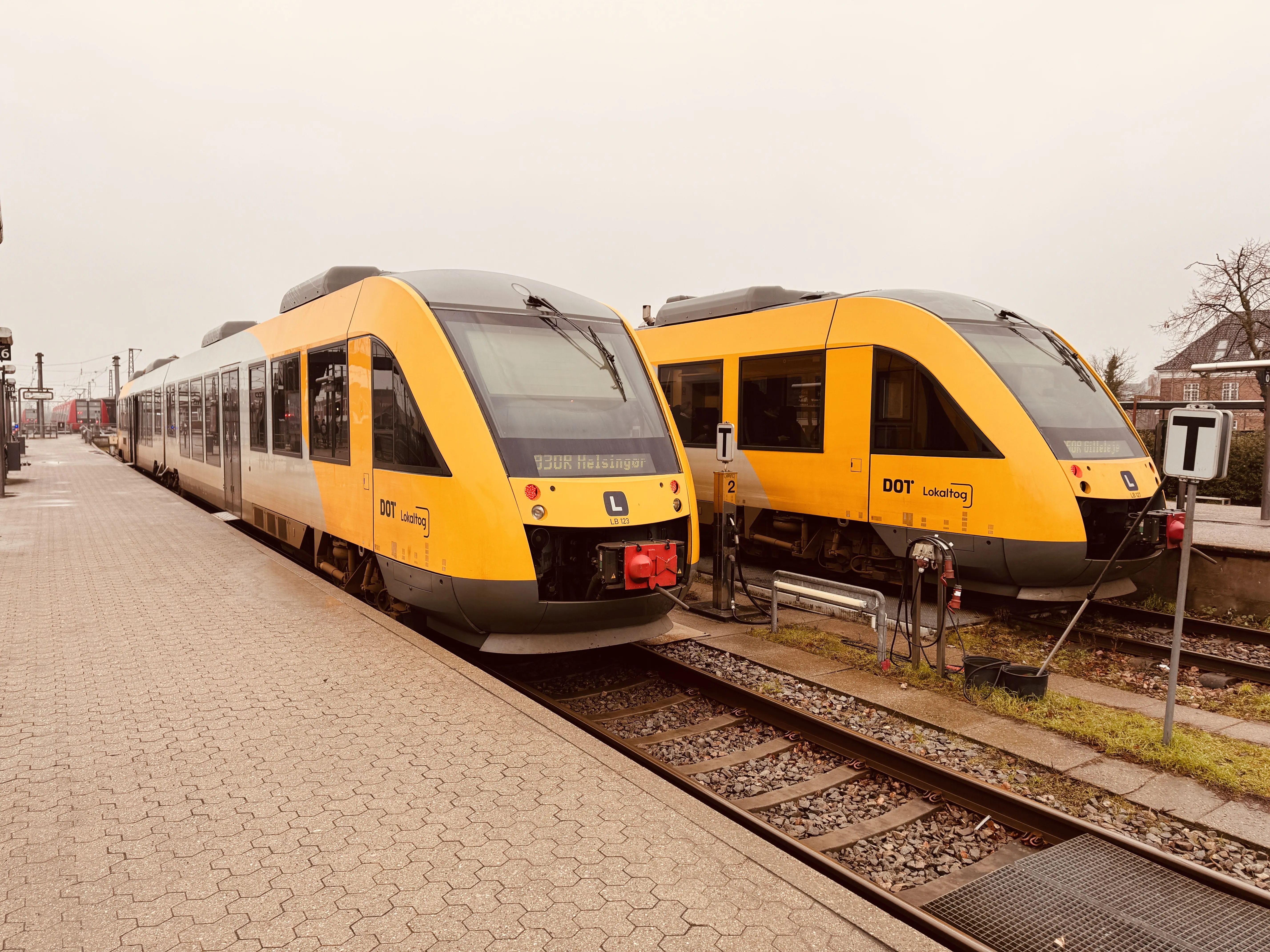 Billede af LT 123-223, tidligere LB 123-223 fotograferet ud for Hillerød Station, hvor den holder ved perron sammen med LT 127-227.