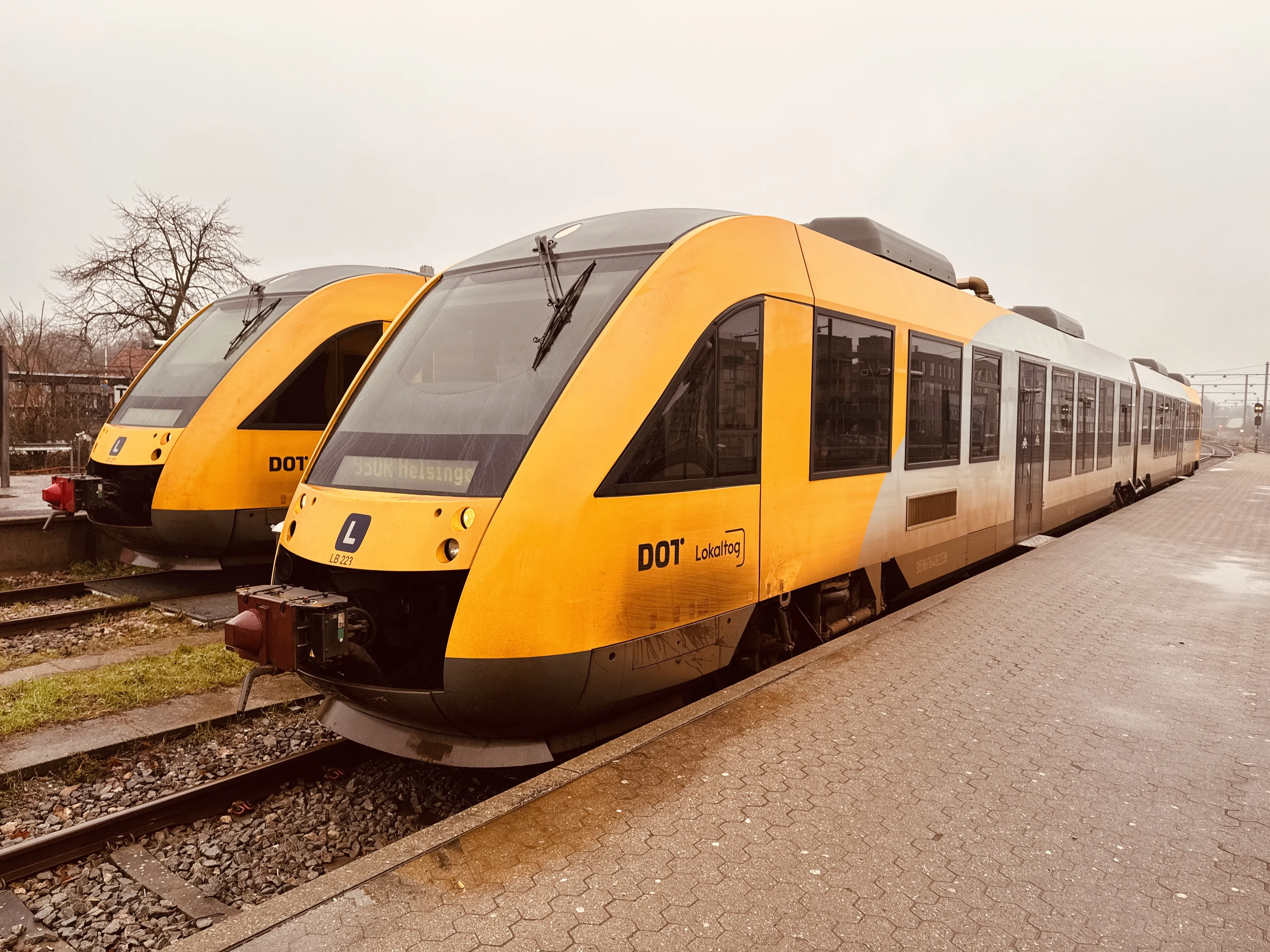 Billede af LT 123-223, tidligere LB 123-223 fotograferet ud for Hillerød Station, hvor den holder ved perron sammen med LT 127-227.
