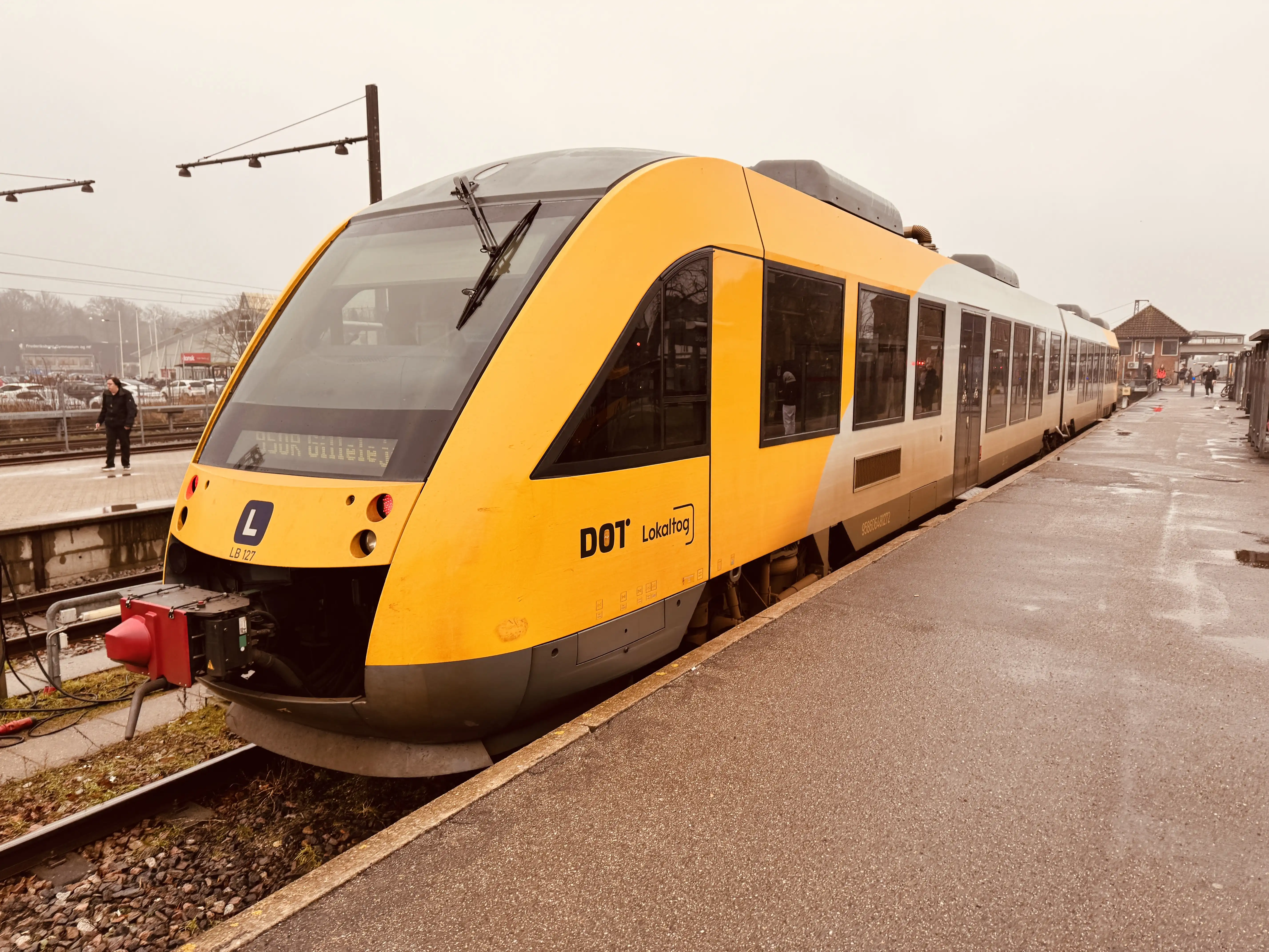 Billede af LT 127-227, tidligere LB 127-227 fotograferet ud for Hillerød Station. Billede af LT 127-227, tidligere LB 127-227 fotograferet ud for Hillerød Station.