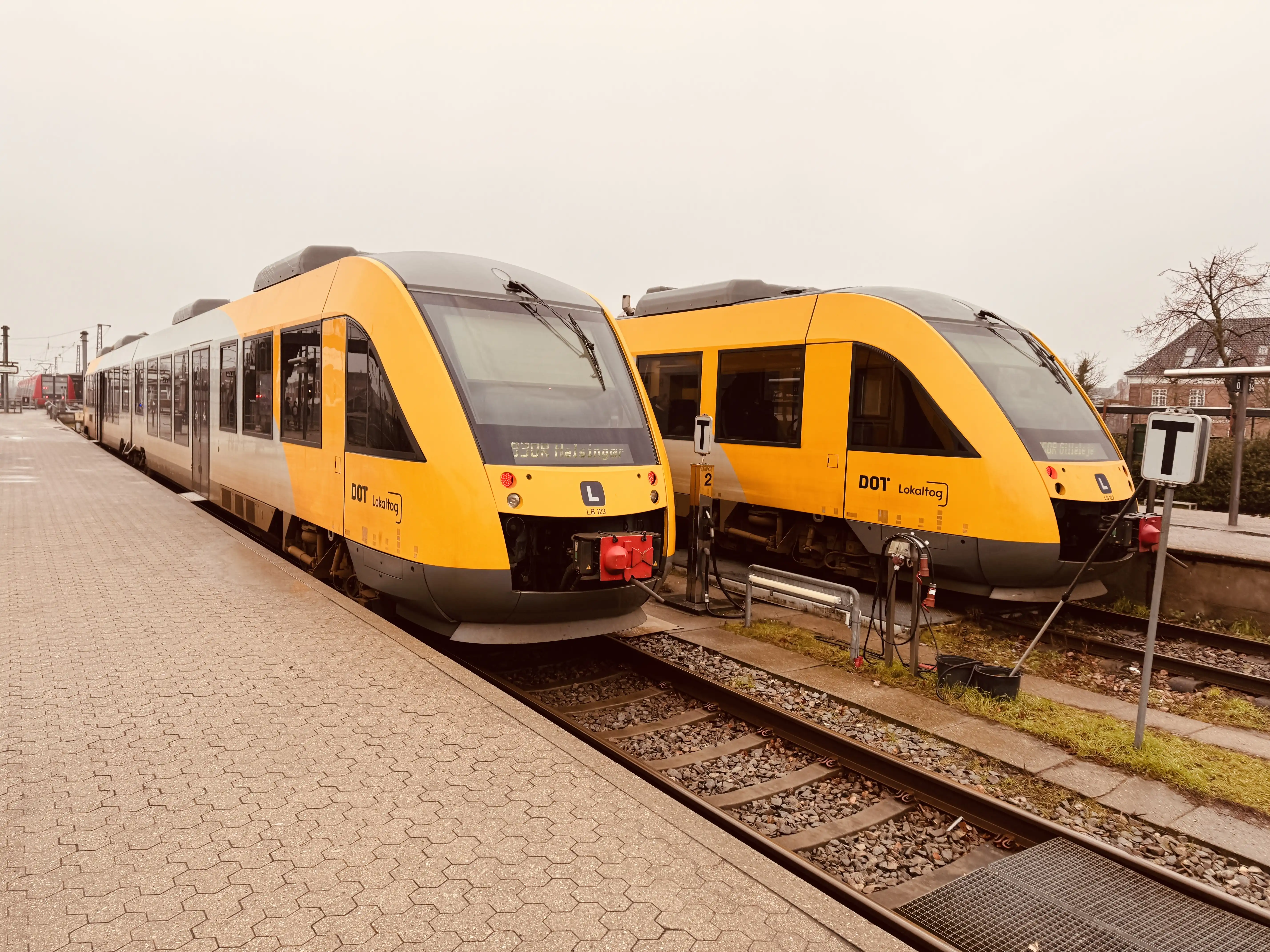 Billede af LT 127-227, tidligere LB 127-227 fotograferet ud for Hillerød Station, hvor den holder ved perron sammen med LT 123-223. Billede af LT 127-227, tidligere LB 127-227 fotograferet ud for Hillerød Station, hvor den holder ved perron sammen med LT 123-223.