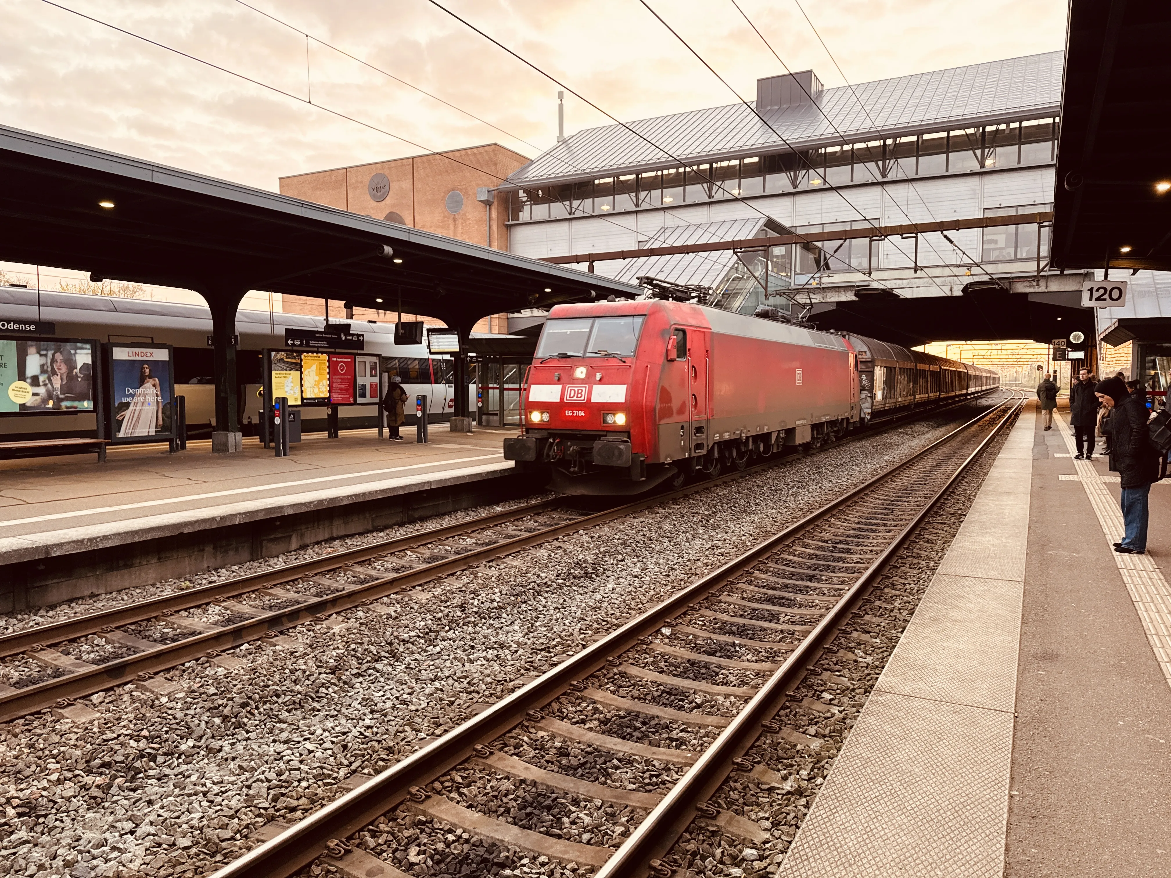 Billede af DBCSC EG 3104, tidligere DSB EG 3104 fotograferet ud for Odense Banegård Center.