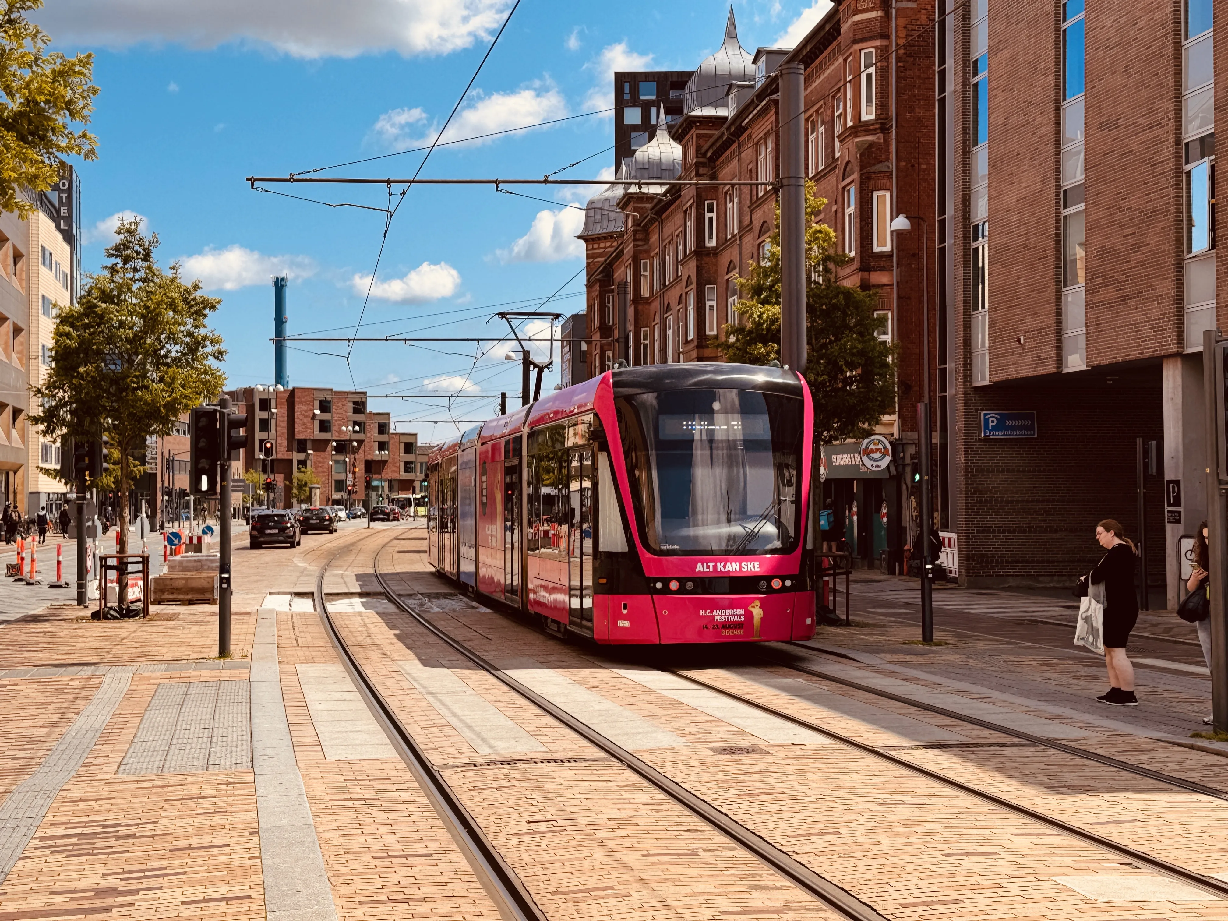 Billede af Odense Letbane togsæt 15 i HCA Festivalsforklædning fotograferet ud for Odense Banegård Letbanestation. Billede af Odense Letbane togsæt 15 i HCA Festivalsforklædning fotograferet ud for Odense Banegård Letbanestation.