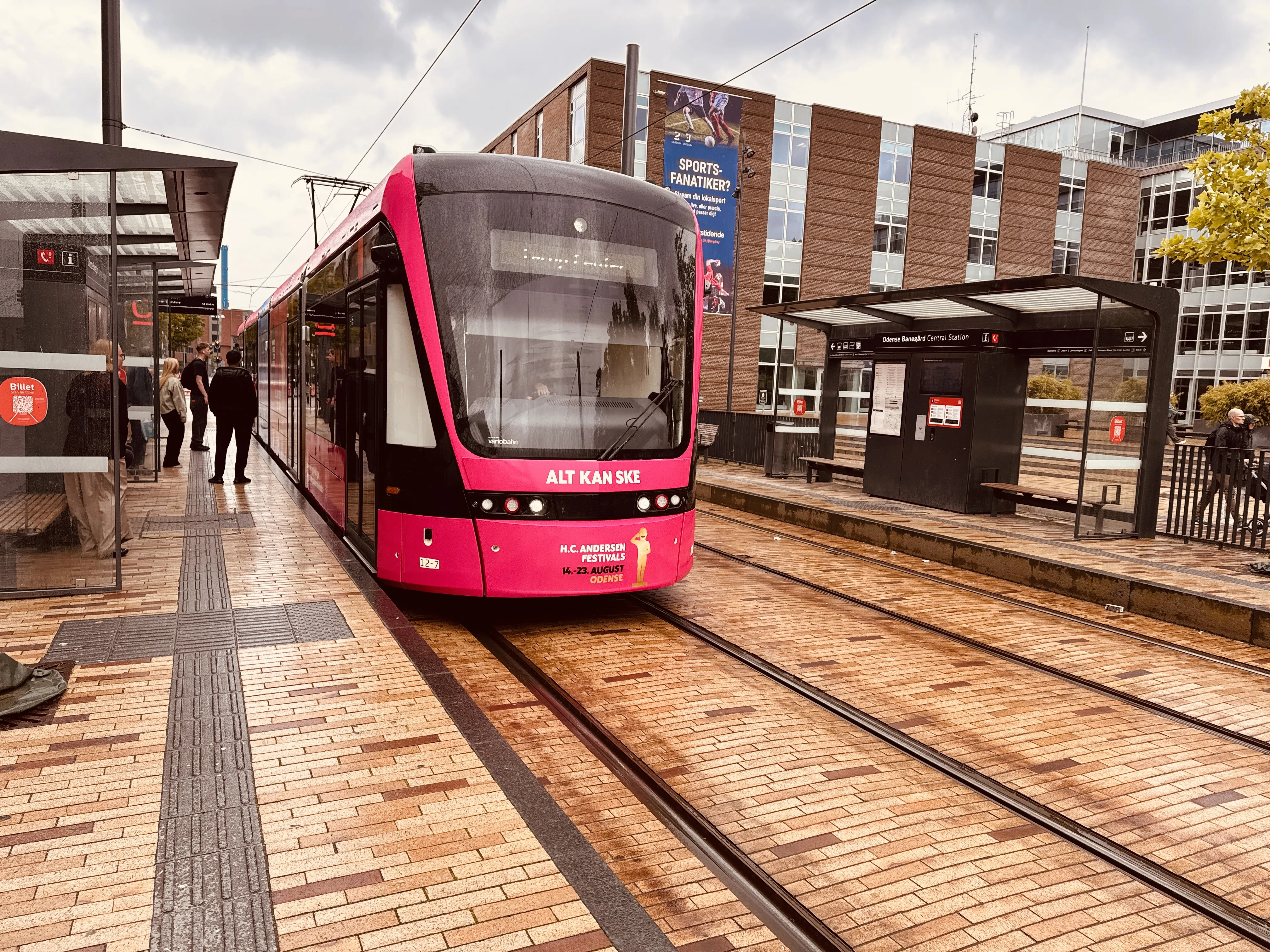 Billede af Odense Letbane togsæt 12 i HCA Festivalsforklædning fotograferet ud for Odense Banegård Letbanestation.