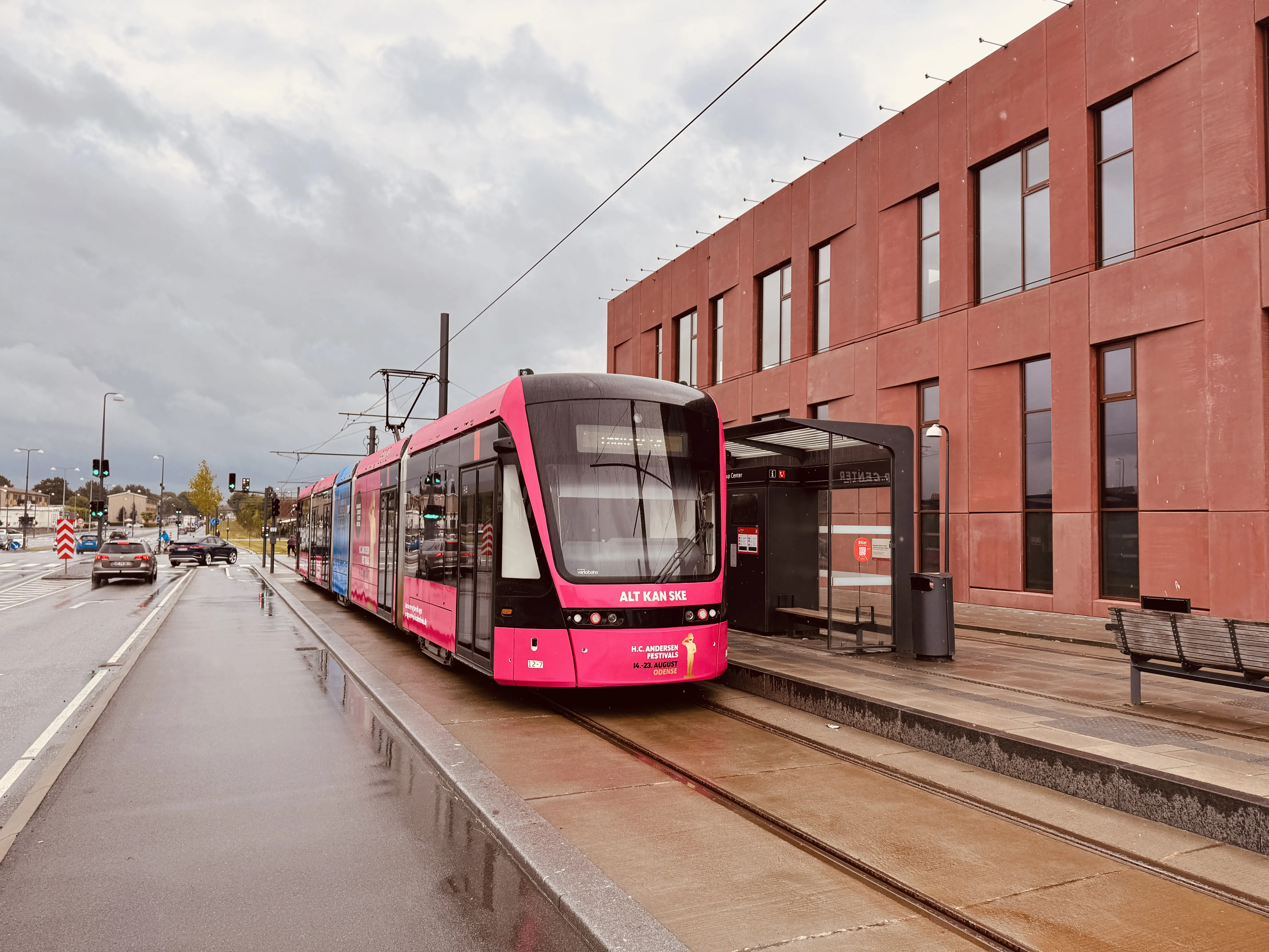 Billede af Odense Letbane togsæt 12 i HCA Festivalsforklædning fotograferet ud for Tarup Center Letbanestation.