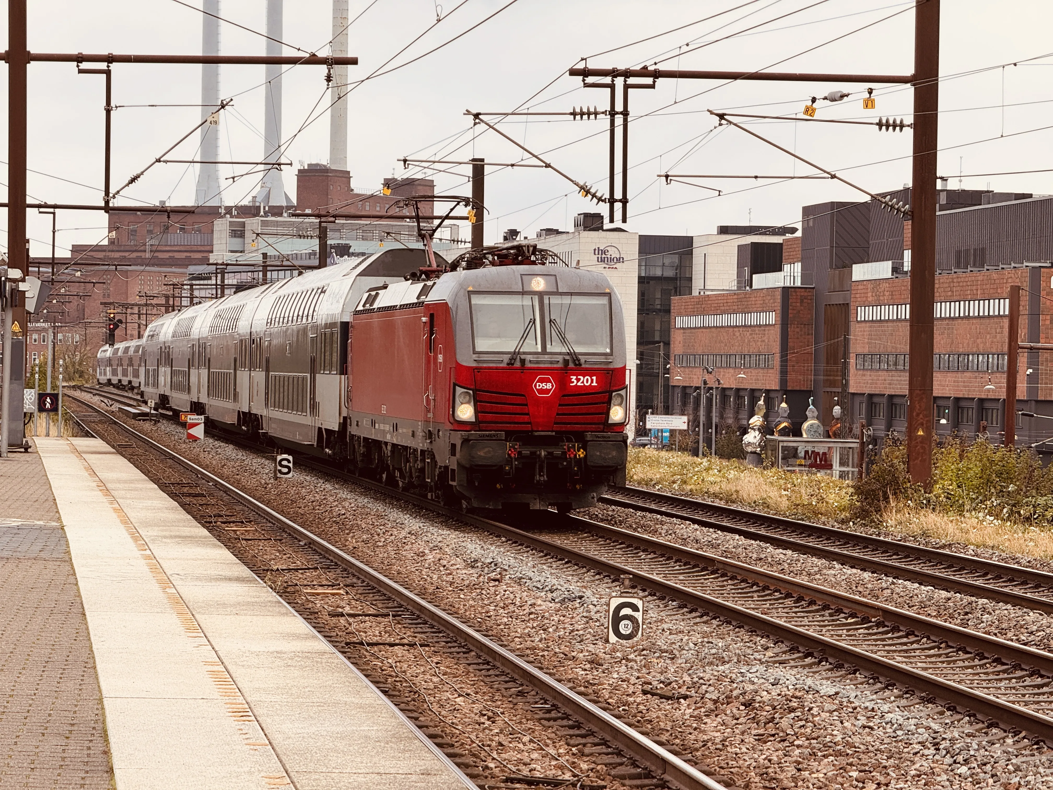 Billede af DSB EB 3201 fotograferet ud for Nordhavn S-togstrinbræt.