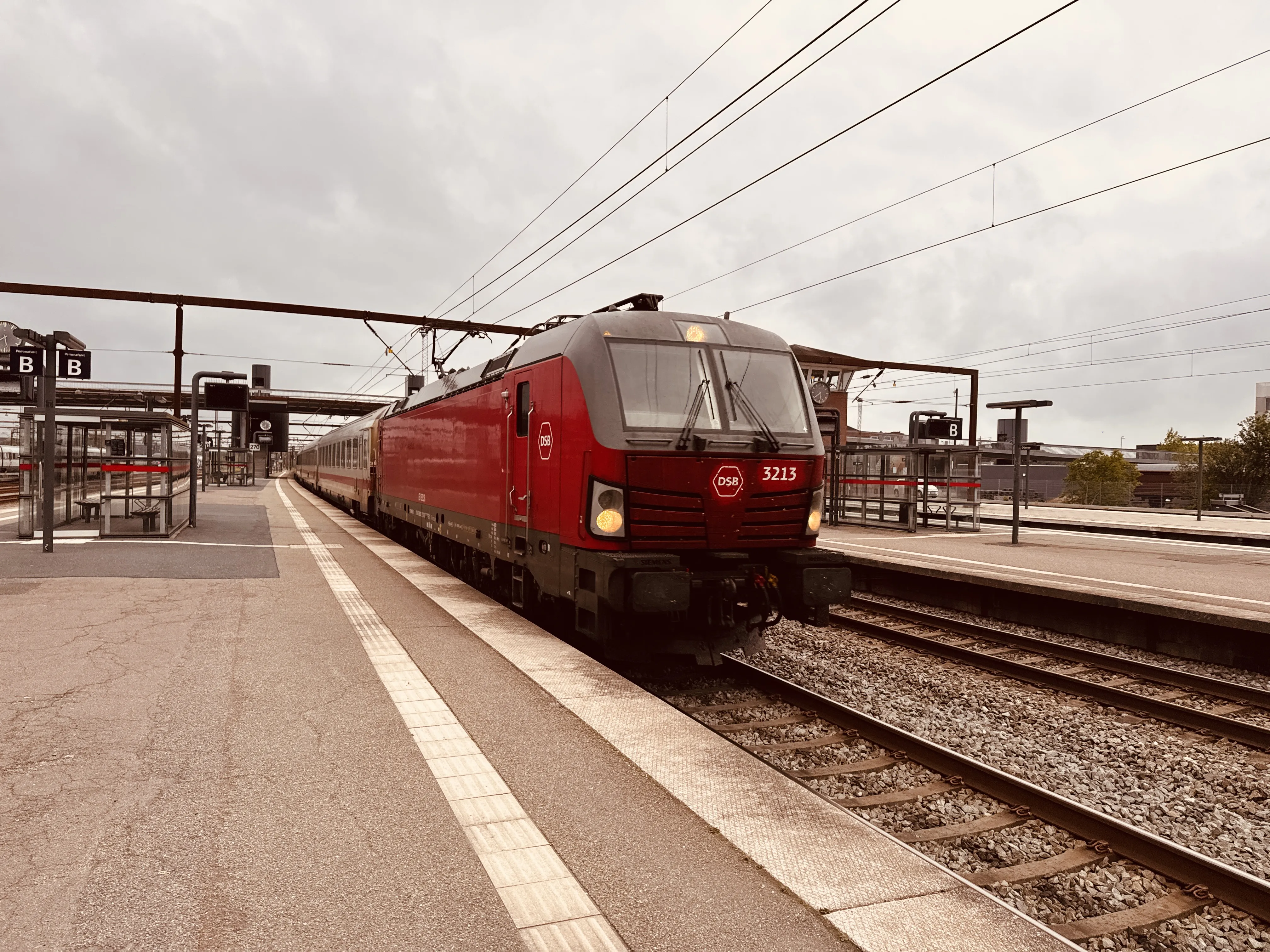 Billede af DSB EB 3213 fotograferet ud for Odense Banegård Center. Billede af DSB EB 3213 fotograferet ud for Odense Banegård Center.