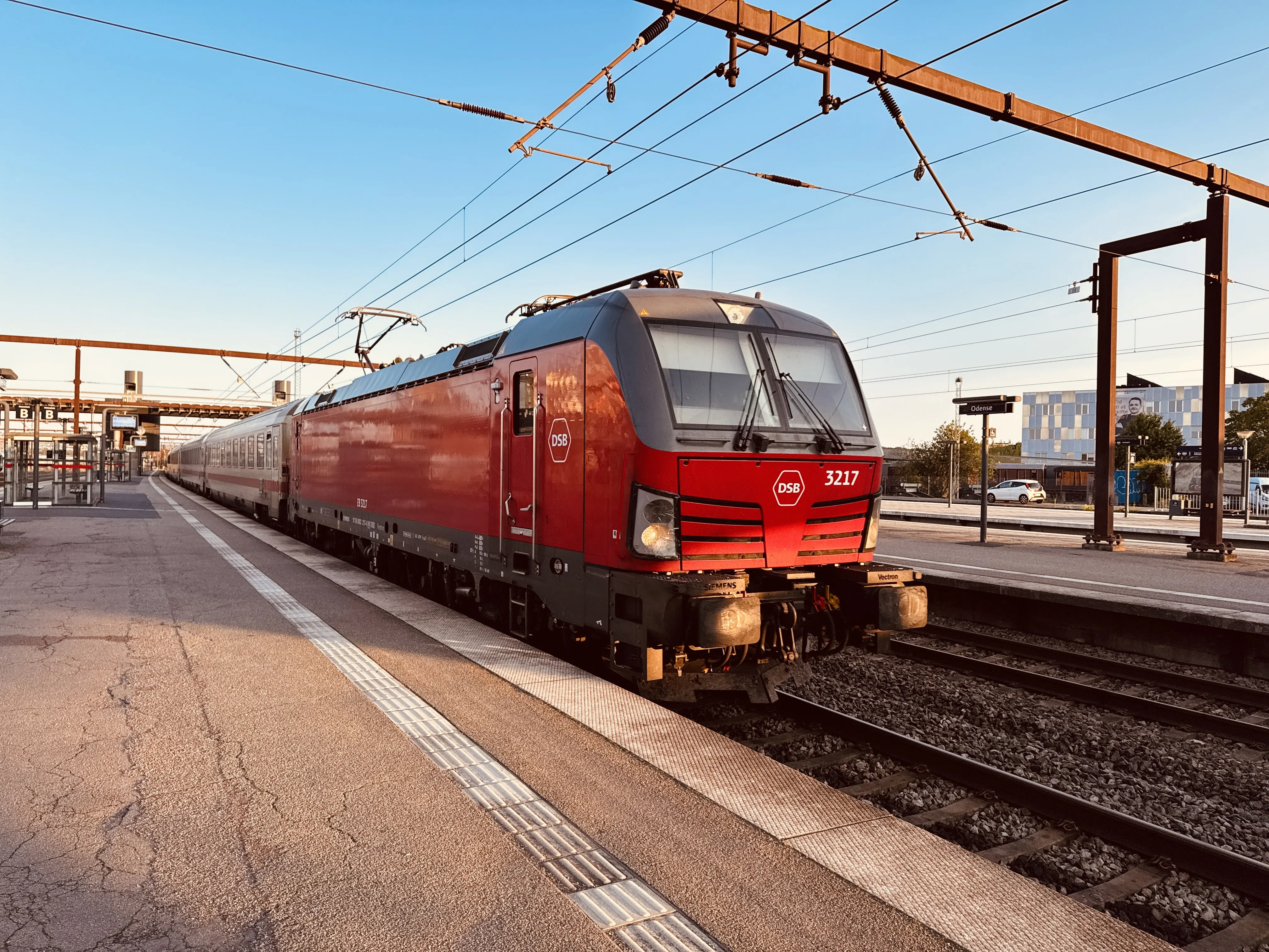 Billede af DSB EB 3217 fotograferet ud for Odense Banegård Center. Billede af DSB EB 3217 fotograferet ud for Odense Banegård Center.