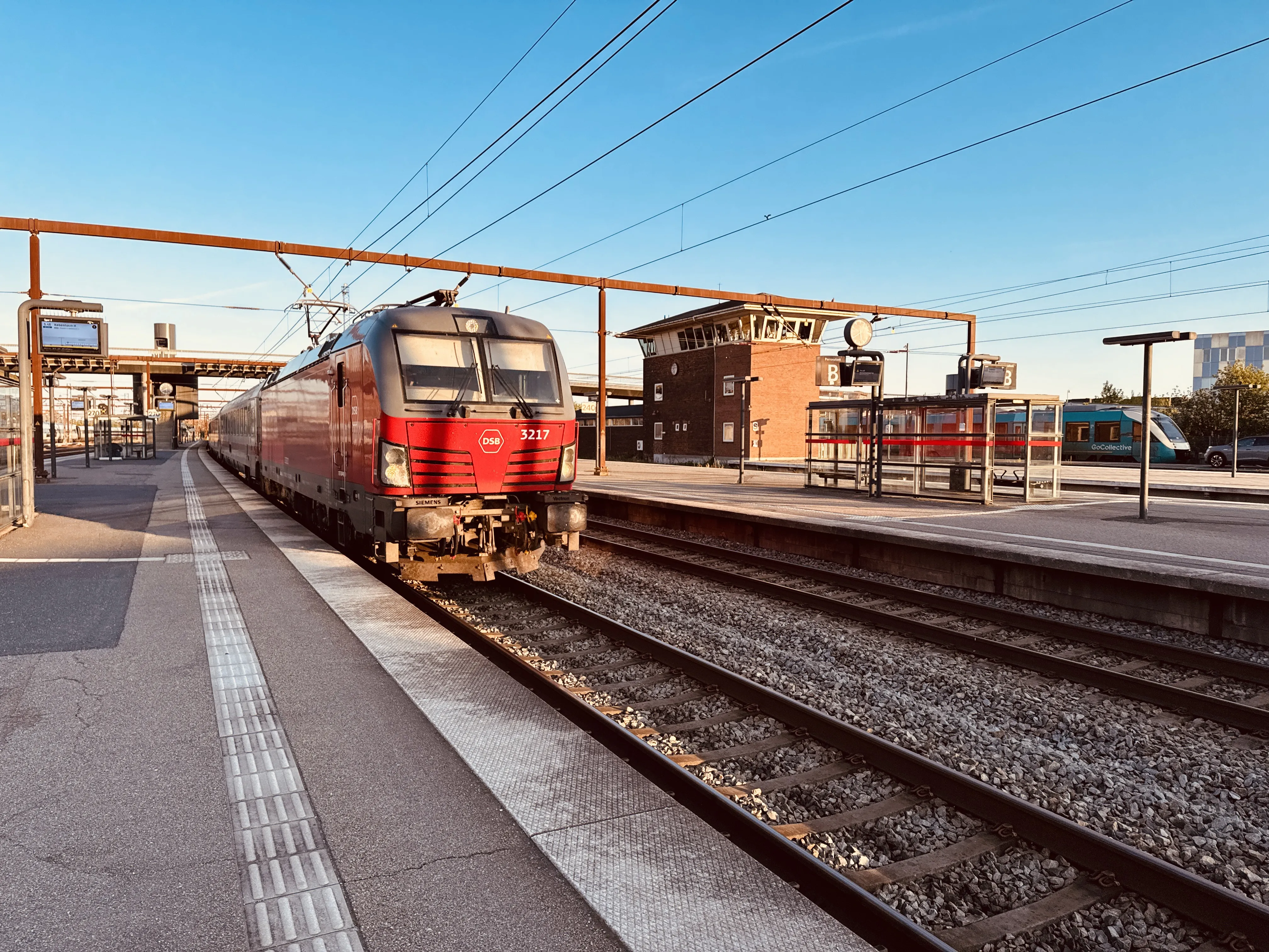 Billede af DSB EB 3217 fotograferet ud for Odense Banegård Center. Billede af DSB EB 3217 fotograferet ud for Odense Banegård Center.