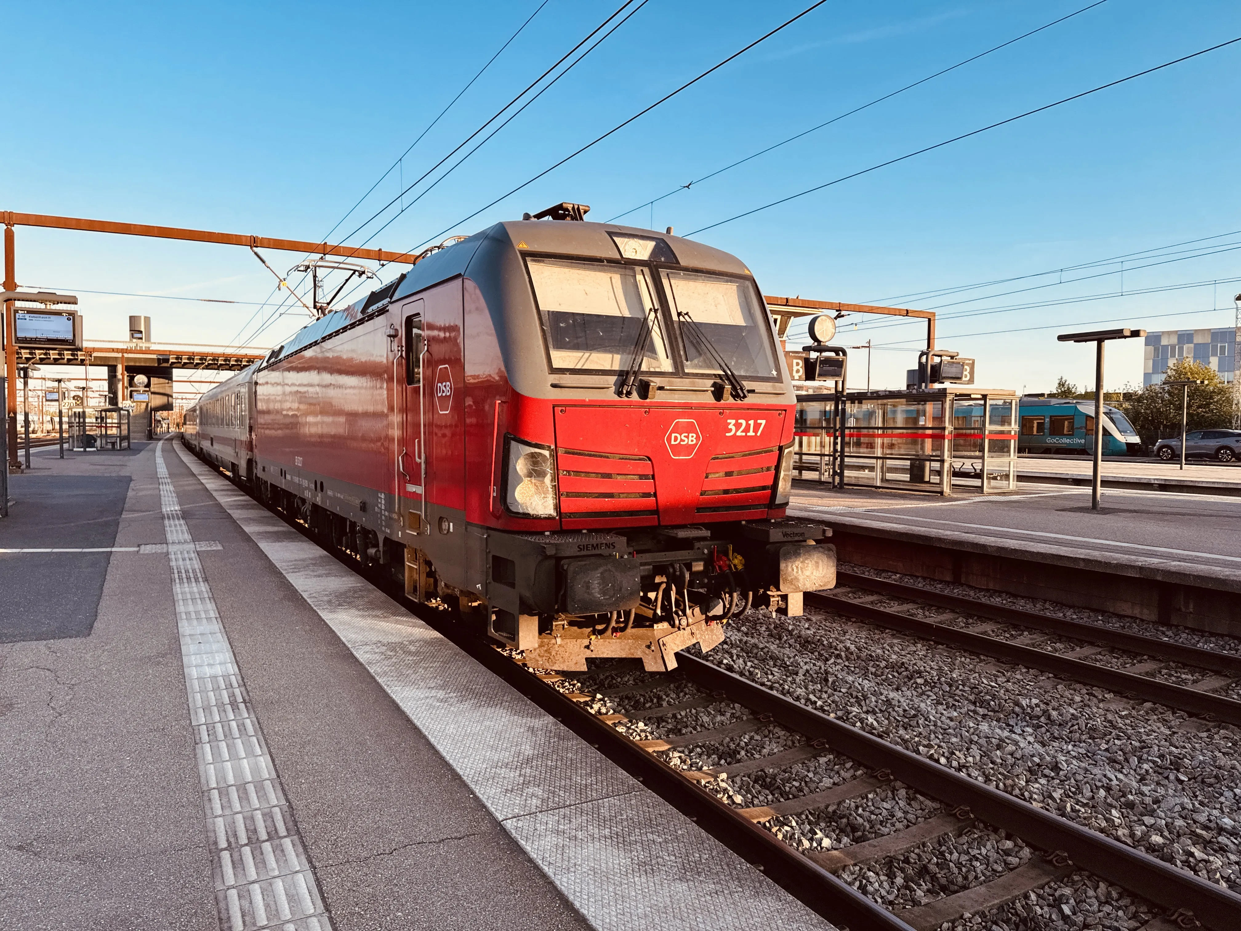 Billede af DSB EB 3217 fotograferet ud for Odense Banegård Center. Billede af DSB EB 3217 fotograferet ud for Odense Banegård Center.